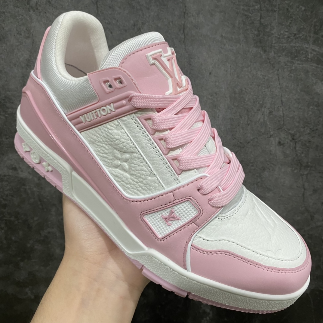 图片[3]-莞产最强版 LV Trainer白粉 广州顶级版本 细节实拍如下所见即所得 非莆田档口货 可随意对比细节鞋型 无需过多文案描述 所有细节均可对标正品 原厂鞋舌尺码标 正确烫金字体 鞋舌厚度柔软度同步正品 原厂织麦标 一针一线纹路均同步正品 原厂刺绣立体饱满同步正品 原厂烫金手写logo 立体饱满有光泽 鞋头原厂皮料细腻柔软 原厂魔术贴 纹路清晰 原厂数据 字体粗细 大小光泽度同步正品 原厂空胶工艺 并非开胶同步正品 原厂中底布 logo清晰 原厂工艺爆裂效果 自然不刻意 一个后跟足矣秒杀所有 尺码：36-45-选品中心