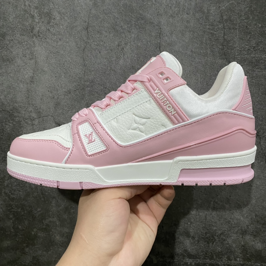 图片[2]-莞产最强版 LV Trainer白粉 广州顶级版本 细节实拍如下所见即所得 非莆田档口货 可随意对比细节鞋型 无需过多文案描述 所有细节均可对标正品 原厂鞋舌尺码标 正确烫金字体 鞋舌厚度柔软度同步正品 原厂织麦标 一针一线纹路均同步正品 原厂刺绣立体饱满同步正品 原厂烫金手写logo 立体饱满有光泽 鞋头原厂皮料细腻柔软 原厂魔术贴 纹路清晰 原厂数据 字体粗细 大小光泽度同步正品 原厂空胶工艺 并非开胶同步正品 原厂中底布 logo清晰 原厂工艺爆裂效果 自然不刻意 一个后跟足矣秒杀所有 尺码：36-45-选品中心