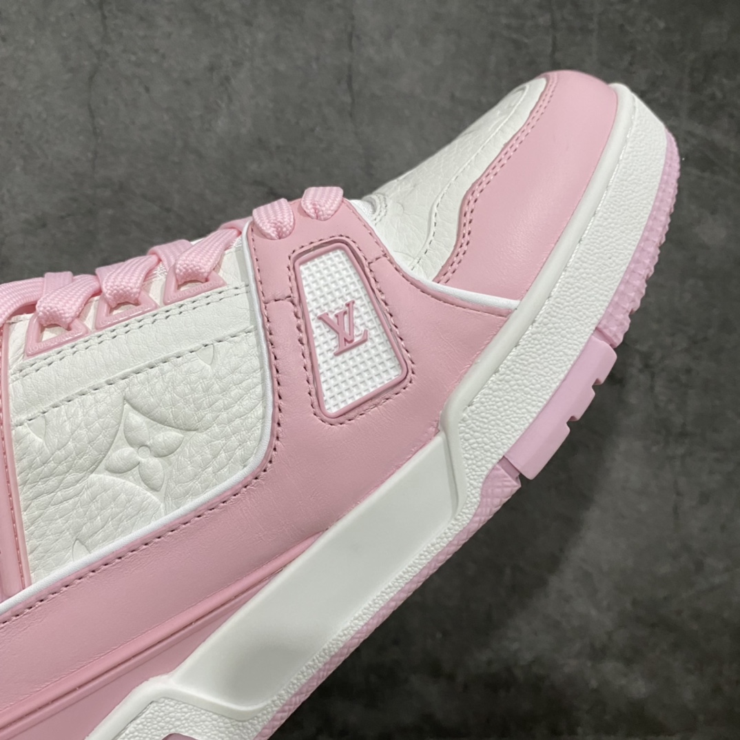 图片[6]-莞产最强版 LV Trainer白粉 广州顶级版本 细节实拍如下所见即所得 非莆田档口货 可随意对比细节鞋型 无需过多文案描述 所有细节均可对标正品 原厂鞋舌尺码标 正确烫金字体 鞋舌厚度柔软度同步正品 原厂织麦标 一针一线纹路均同步正品 原厂刺绣立体饱满同步正品 原厂烫金手写logo 立体饱满有光泽 鞋头原厂皮料细腻柔软 原厂魔术贴 纹路清晰 原厂数据 字体粗细 大小光泽度同步正品 原厂空胶工艺 并非开胶同步正品 原厂中底布 logo清晰 原厂工艺爆裂效果 自然不刻意 一个后跟足矣秒杀所有 尺码：36-45-选品中心