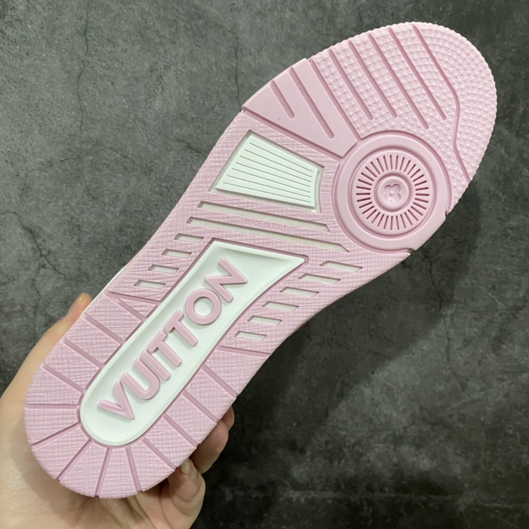图片[9]-莞产最强版 LV Trainer白粉 广州顶级版本 细节实拍如下所见即所得 非莆田档口货 可随意对比细节鞋型 无需过多文案描述 所有细节均可对标正品 原厂鞋舌尺码标 正确烫金字体 鞋舌厚度柔软度同步正品 原厂织麦标 一针一线纹路均同步正品 原厂刺绣立体饱满同步正品 原厂烫金手写logo 立体饱满有光泽 鞋头原厂皮料细腻柔软 原厂魔术贴 纹路清晰 原厂数据 字体粗细 大小光泽度同步正品 原厂空胶工艺 并非开胶同步正品 原厂中底布 logo清晰 原厂工艺爆裂效果 自然不刻意 一个后跟足矣秒杀所有 尺码：36-45-选品中心