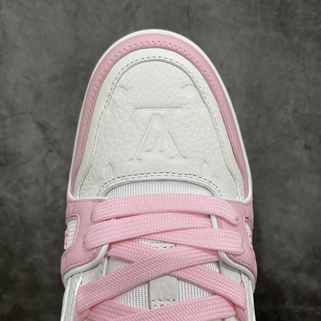 图片[5]-莞产最强版 LV Trainer白粉 广州顶级版本 细节实拍如下所见即所得 非莆田档口货 可随意对比细节鞋型 无需过多文案描述 所有细节均可对标正品 原厂鞋舌尺码标 正确烫金字体 鞋舌厚度柔软度同步正品 原厂织麦标 一针一线纹路均同步正品 原厂刺绣立体饱满同步正品 原厂烫金手写logo 立体饱满有光泽 鞋头原厂皮料细腻柔软 原厂魔术贴 纹路清晰 原厂数据 字体粗细 大小光泽度同步正品 原厂空胶工艺 并非开胶同步正品 原厂中底布 logo清晰 原厂工艺爆裂效果 自然不刻意 一个后跟足矣秒杀所有 尺码：36-45-选品中心