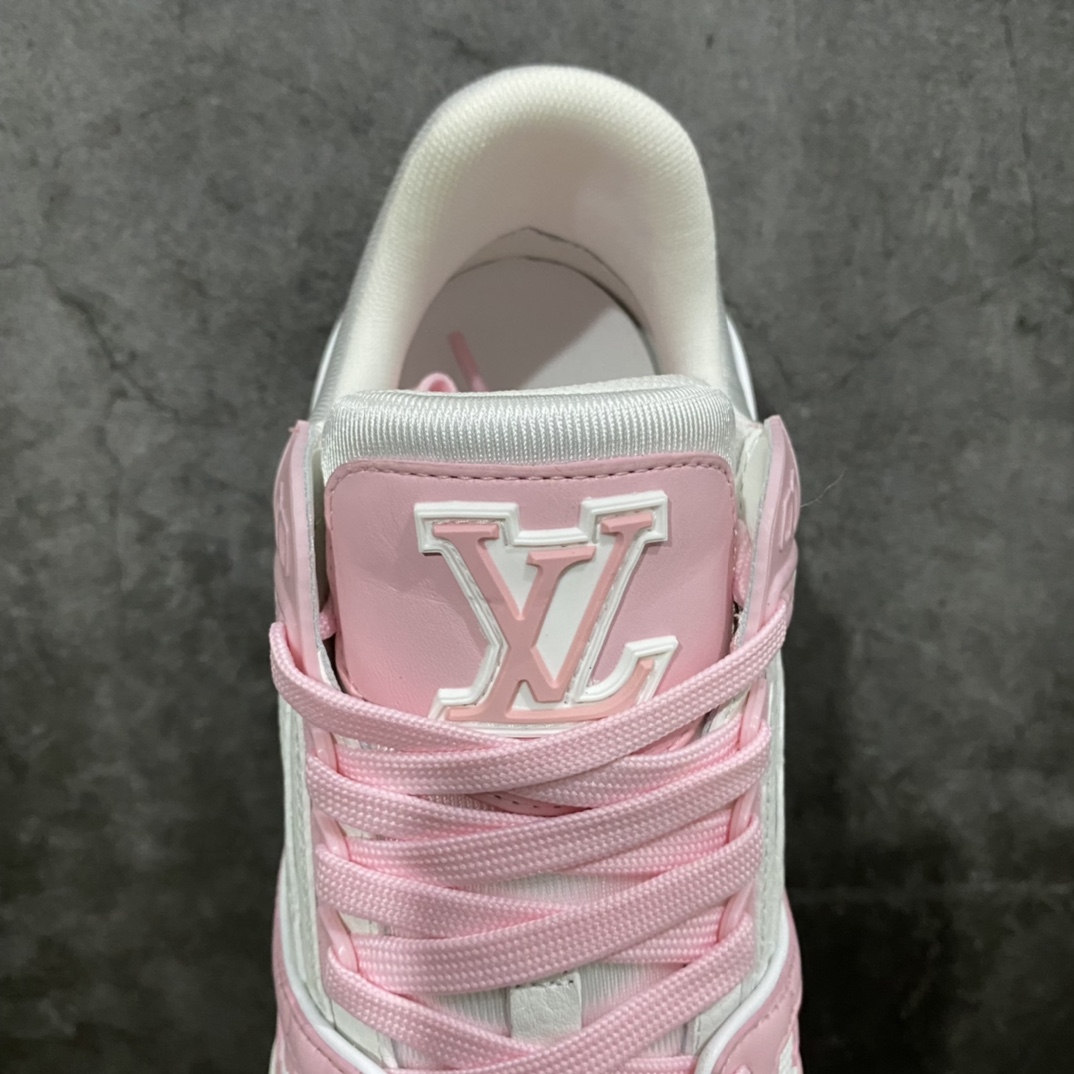 图片[8]-莞产最强版 LV Trainer白粉 广州顶级版本 细节实拍如下所见即所得 非莆田档口货 可随意对比细节鞋型 无需过多文案描述 所有细节均可对标正品 原厂鞋舌尺码标 正确烫金字体 鞋舌厚度柔软度同步正品 原厂织麦标 一针一线纹路均同步正品 原厂刺绣立体饱满同步正品 原厂烫金手写logo 立体饱满有光泽 鞋头原厂皮料细腻柔软 原厂魔术贴 纹路清晰 原厂数据 字体粗细 大小光泽度同步正品 原厂空胶工艺 并非开胶同步正品 原厂中底布 logo清晰 原厂工艺爆裂效果 自然不刻意 一个后跟足矣秒杀所有 尺码：36-45-选品中心
