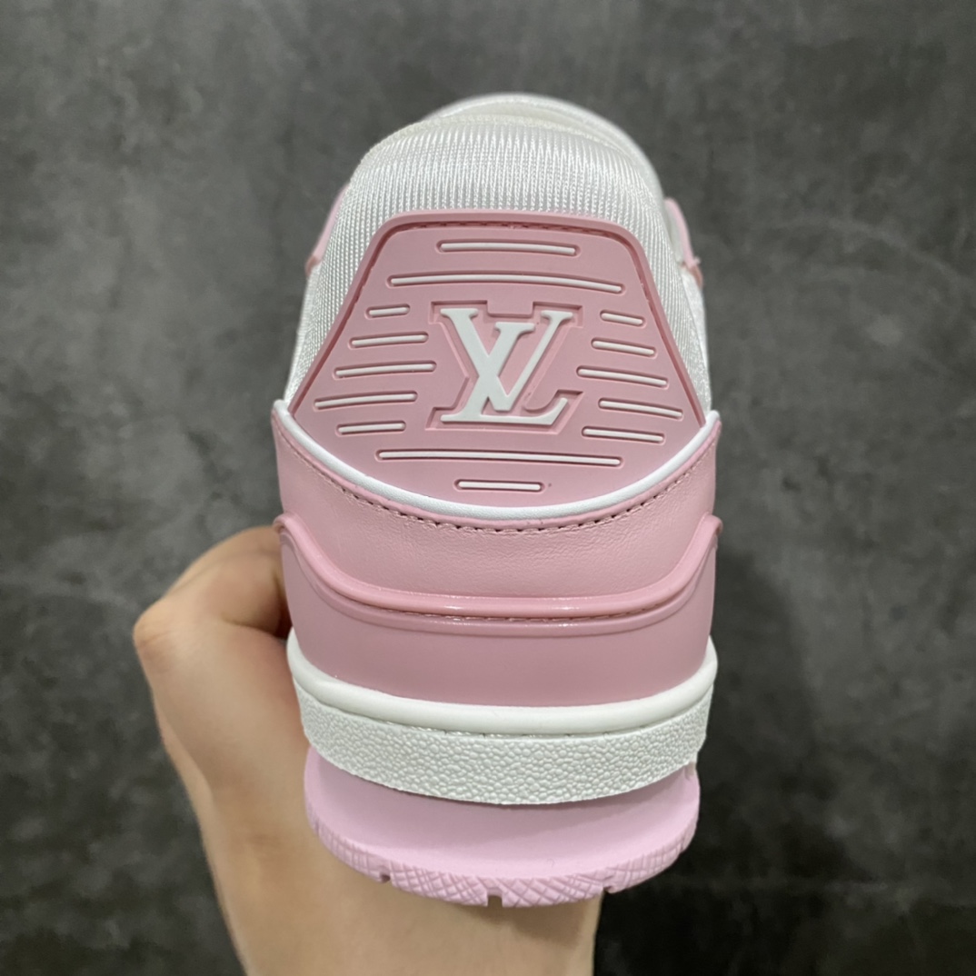 图片[4]-莞产最强版 LV Trainer白粉 广州顶级版本 细节实拍如下所见即所得 非莆田档口货 可随意对比细节鞋型 无需过多文案描述 所有细节均可对标正品 原厂鞋舌尺码标 正确烫金字体 鞋舌厚度柔软度同步正品 原厂织麦标 一针一线纹路均同步正品 原厂刺绣立体饱满同步正品 原厂烫金手写logo 立体饱满有光泽 鞋头原厂皮料细腻柔软 原厂魔术贴 纹路清晰 原厂数据 字体粗细 大小光泽度同步正品 原厂空胶工艺 并非开胶同步正品 原厂中底布 logo清晰 原厂工艺爆裂效果 自然不刻意 一个后跟足矣秒杀所有 尺码：36-45-选品中心