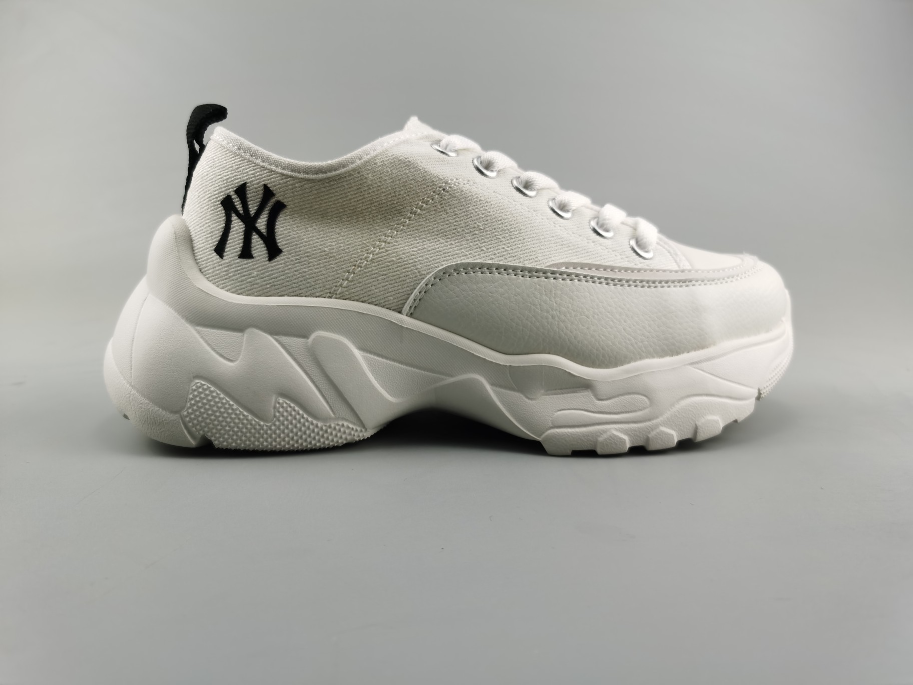 22年春夏新款独家出货：一次MD底 市面上唯一顶级纯原版本 原材料打造[庆祝]）原楦原档案数据开发版型（完美鞋头弧度/后套收口效果🆚市面文案版本‼️）#原厂立体填充鞋舌海绵#中底注胶孔原数据开发模具大底原厂转印标补出：全新MLB 22年 复古小白鞋 独家出货 公司级 真标 棒球联盟MLB  NY  ins 抖音 快手 小红书网红老爹鞋 韩国洋基队NY大标潮流老爹鞋 内增高6cm 原厂1：1模具开发 原厂进口纳米材质 原厂 全套手提袋 原盒雷射防伪标包装 天猫订单品质 官网尺码35 36 36.5 37.5 38 38.5 39 40 40.5 41 42 42.5 43 44 45MLB男女情侣款帆布鞋增高复古老爹鞋休闲运动鞋