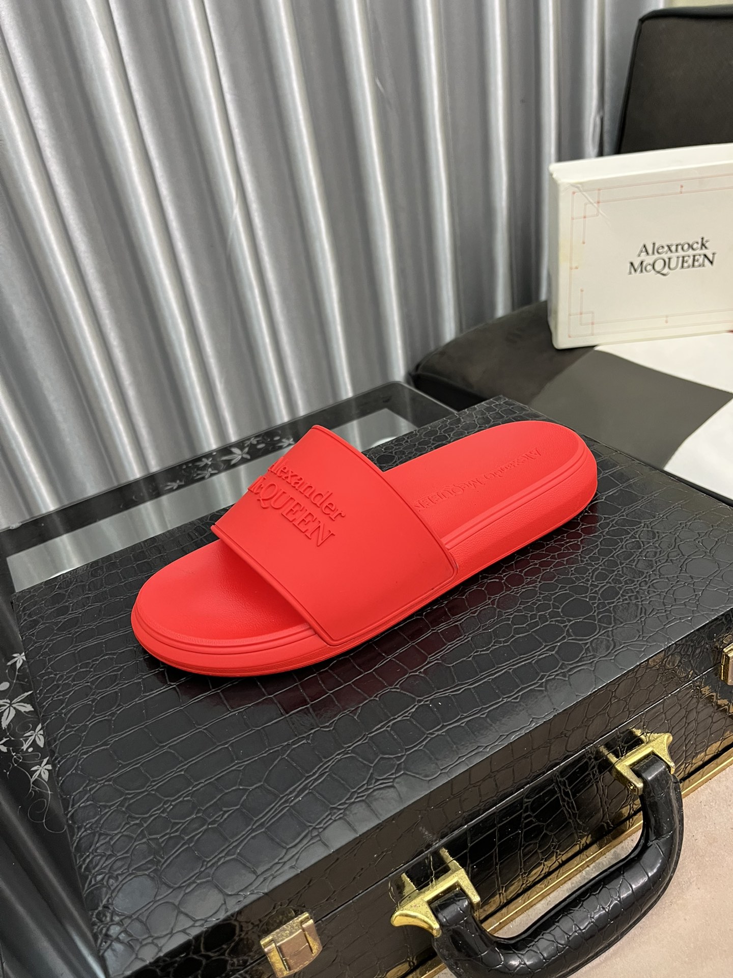 H0  Alexander McQueen泳池拖鞋「2022 麦昆 Alexander McQueen 」简单好看好穿就完事儿了♞