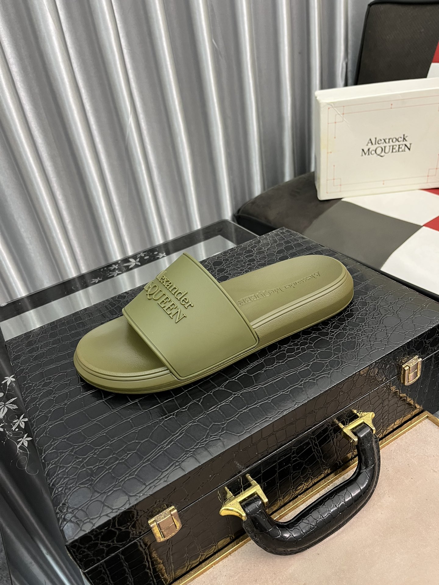 H0  Alexander McQueen泳池拖鞋「2022 麦昆 Alexander McQueen 」简单好看好穿就完事儿了♞