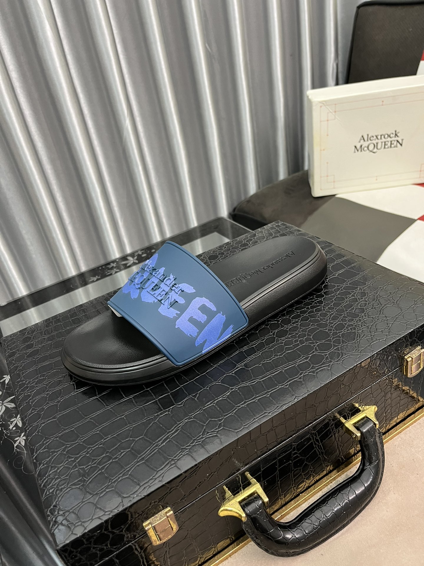 H0  Alexander McQueen泳池拖鞋「2022 麦昆 Alexander McQueen 」简单好看好穿就完事儿了♞