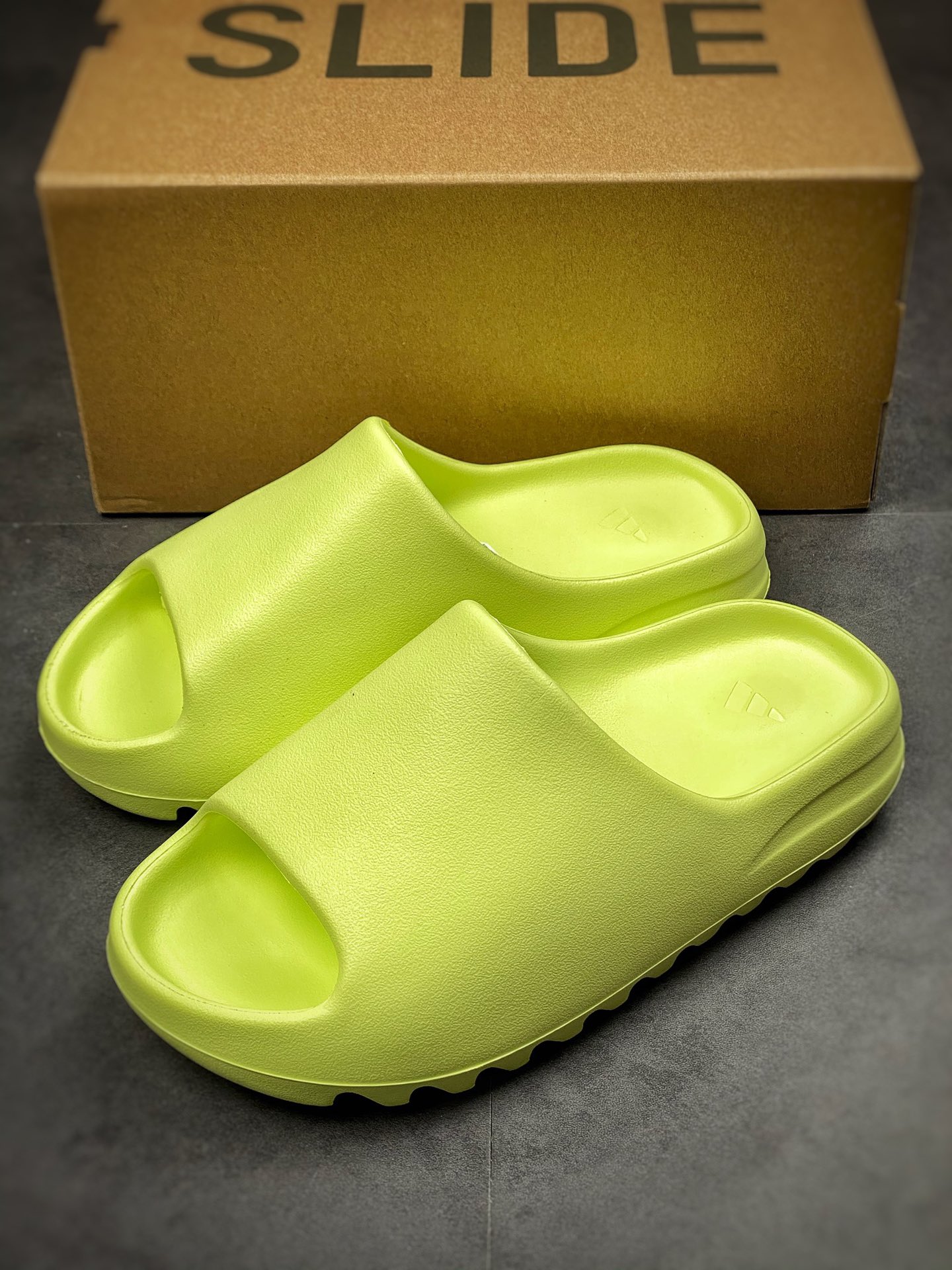 # Pure original YEEZY SLIDE yeezy slippers fluorescent green 2.0 HQ6447