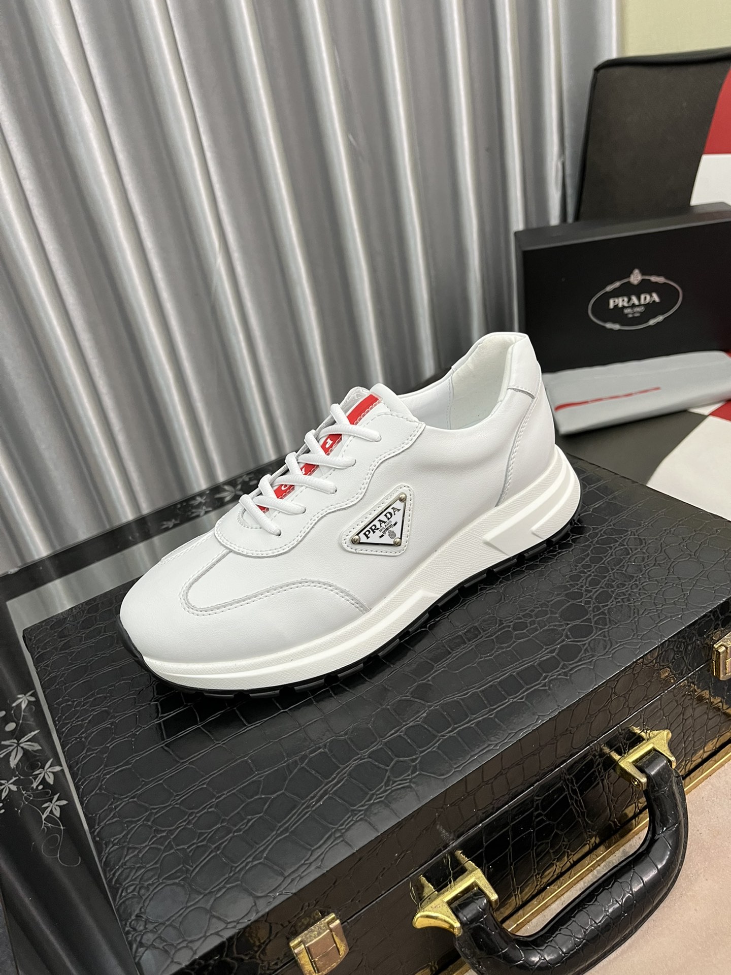 J0    Prada  普拉达男士休闲鞋最新元素潮爆全球，官网火爆热卖，2022最新休闲鞋，原版版本，专柜一比一，面料意大利进口原版牛皮➕原版防滑大底，舒适羊皮内里➕垫脚，舒适以质量说话，