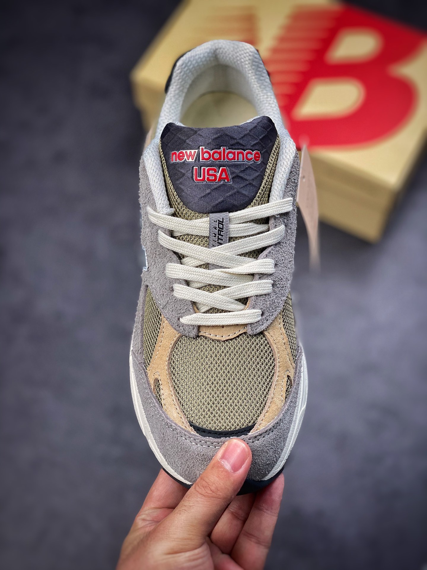 There is no difference between the original channel and the genuine New Balance 990 gray brown M990TG3