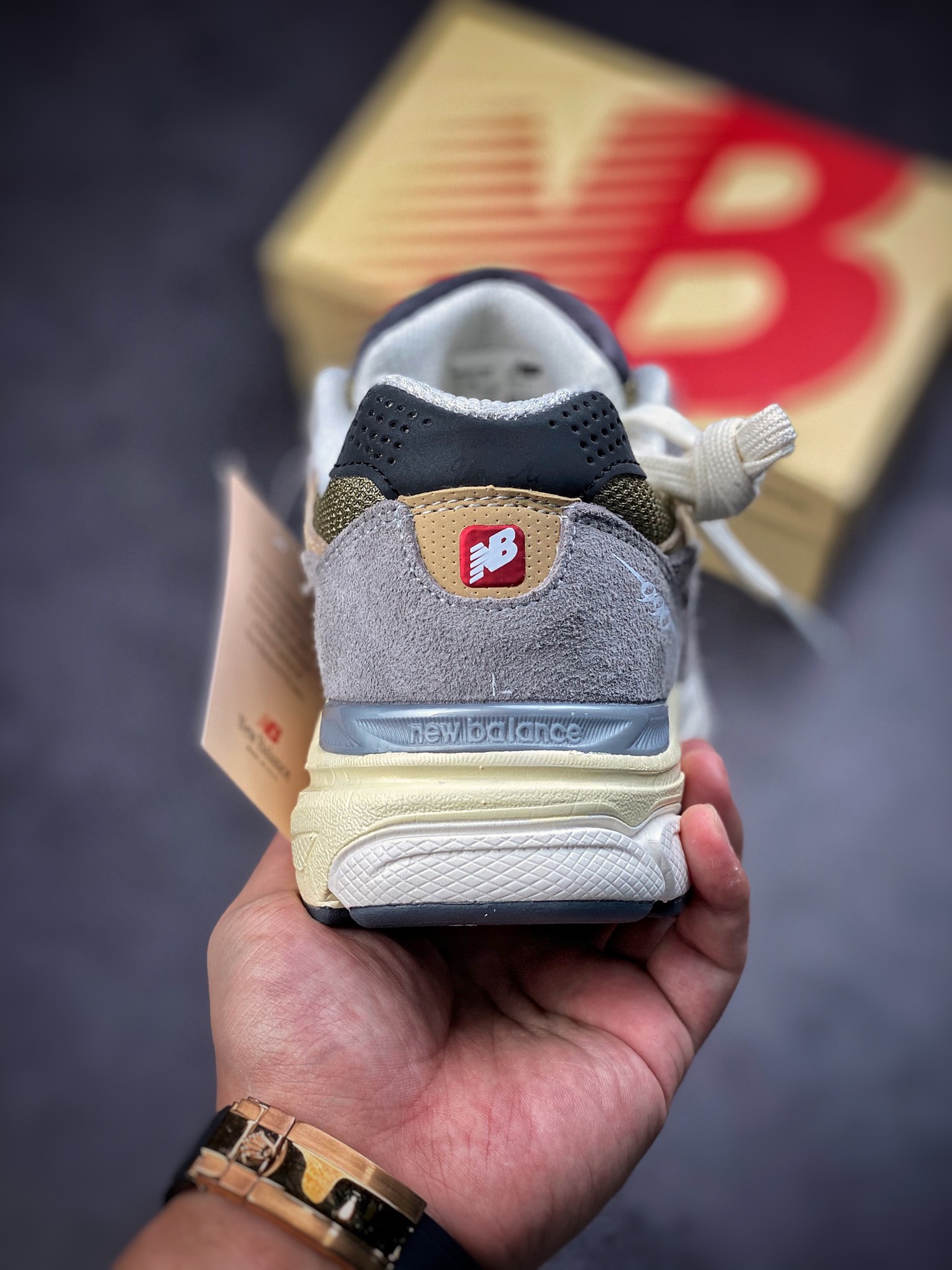 There is no difference between the original channel and the genuine New Balance 990 gray brown M990TG3