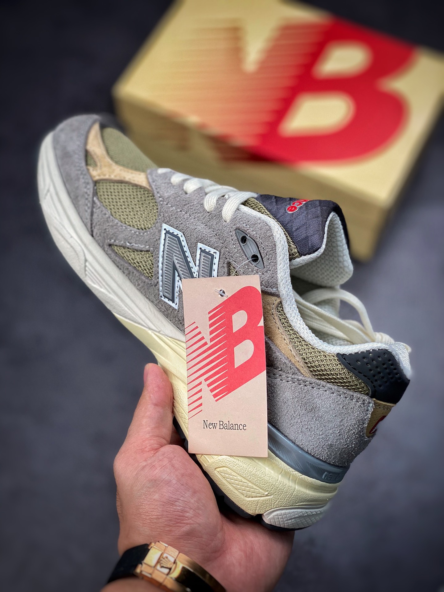 There is no difference between the original channel and the genuine New Balance 990 gray brown M990TG3