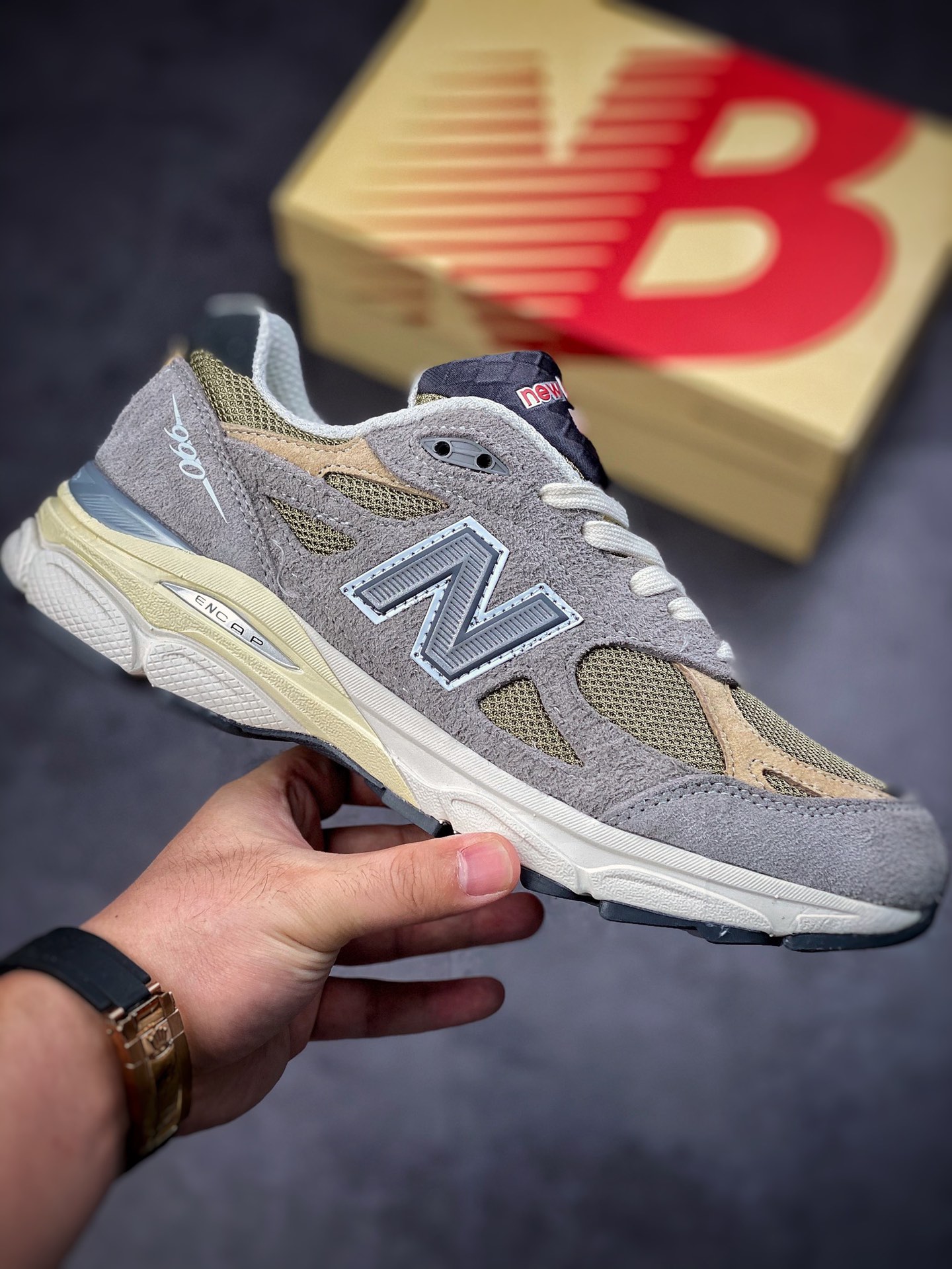 There is no difference between the original channel and the genuine New Balance 990 gray brown M990TG3