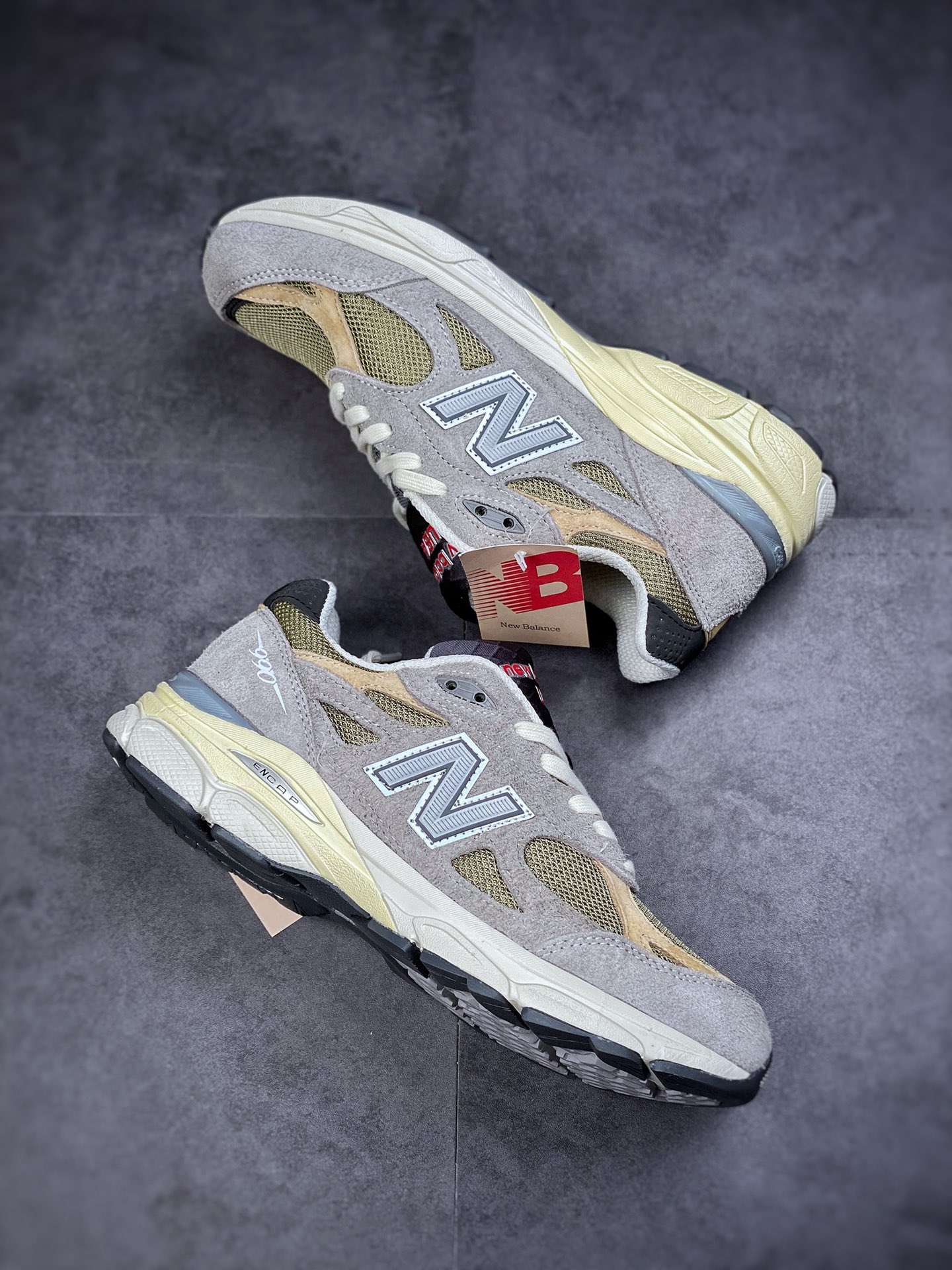 There is no difference between the original channel and the genuine New Balance 990 gray brown M990TG3