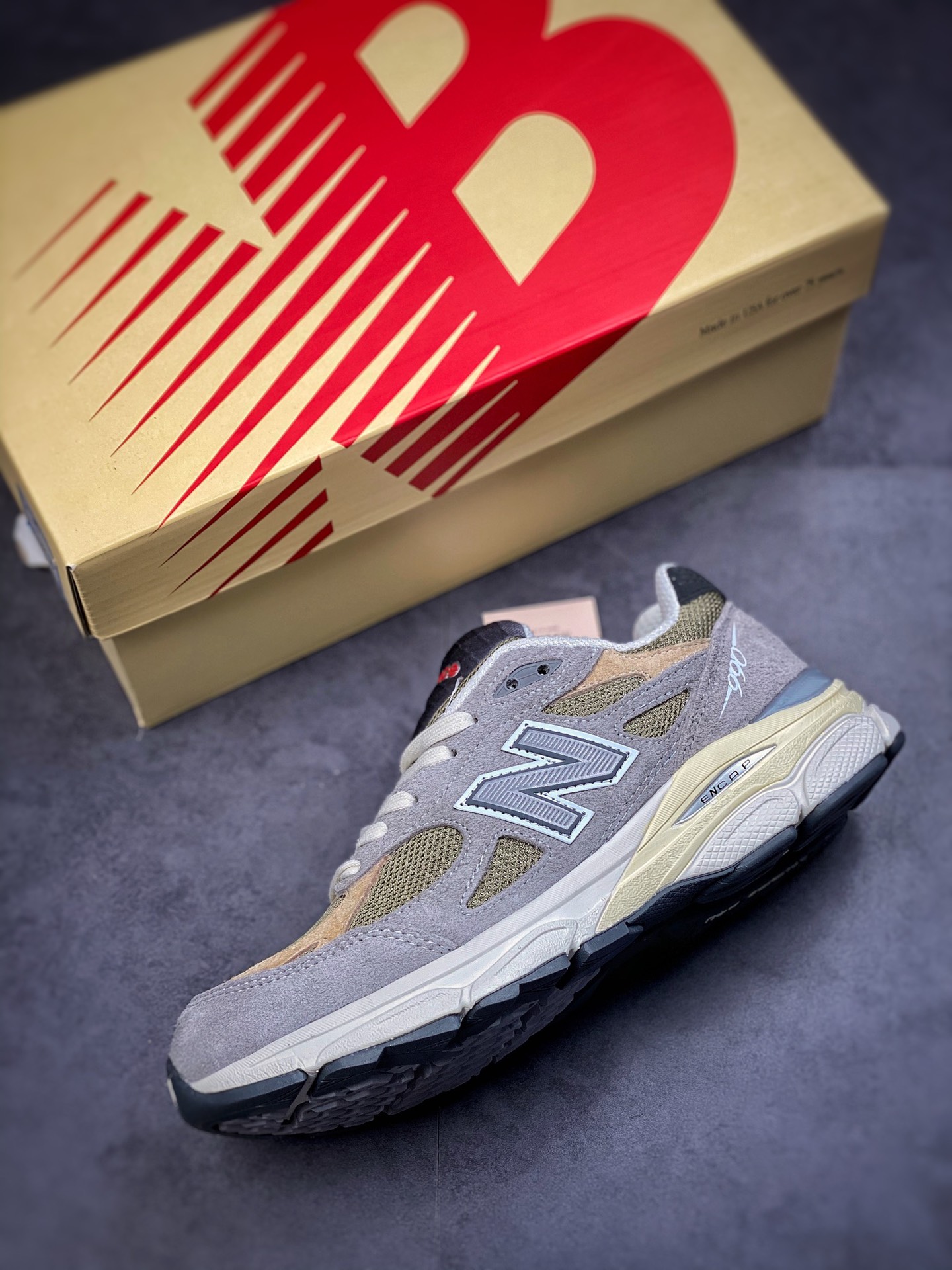 There is no difference between the original channel and the genuine New Balance 990 gray brown M990TG3