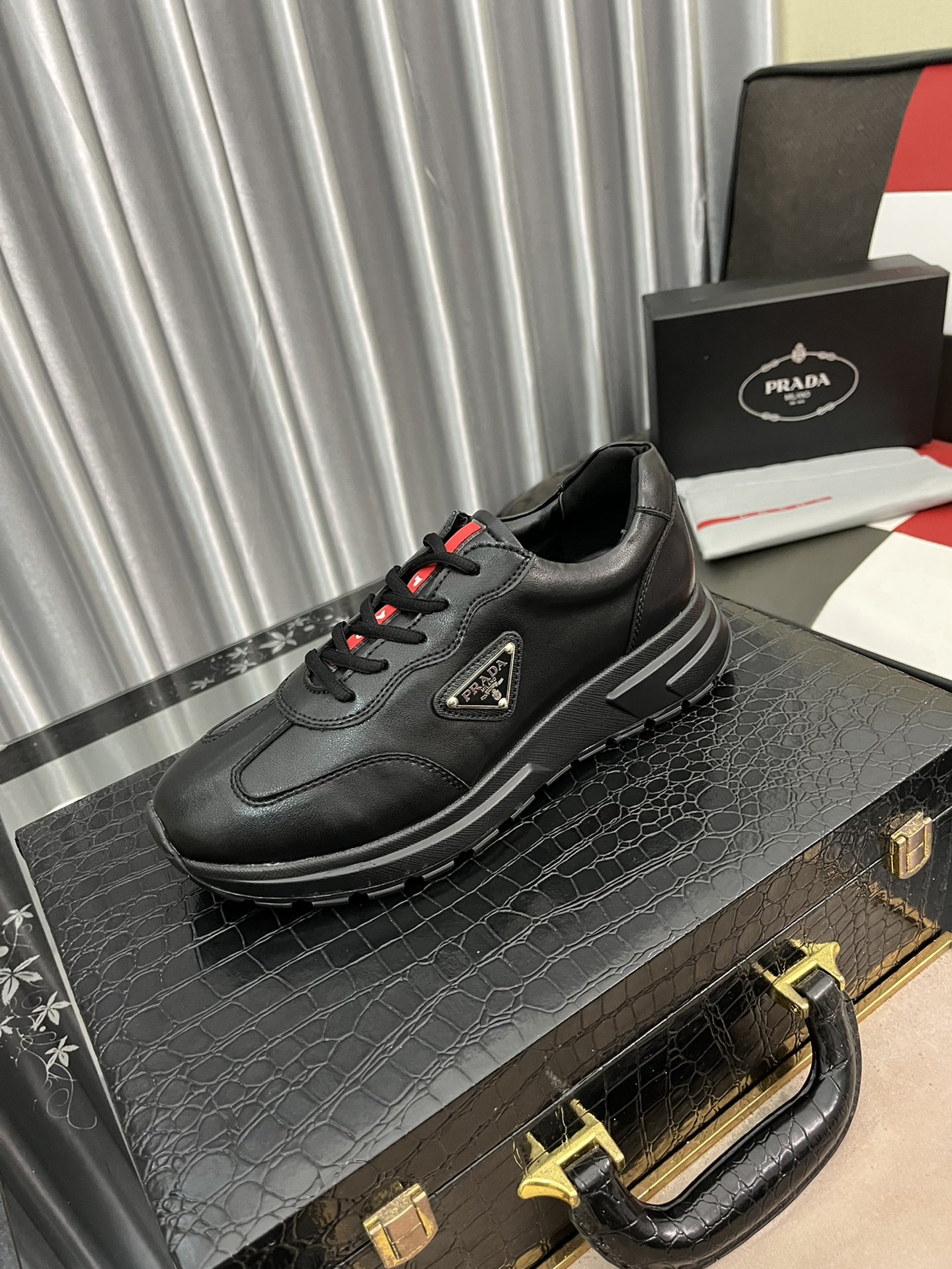 J0    Prada  普拉达男士休闲鞋最新元素潮爆全球，官网火爆热卖，2022最新休闲鞋，原版版本，专柜一比一，面料意大利进口原版牛皮➕原版防滑大底，舒适羊皮内里➕垫脚，舒适以质量说话，