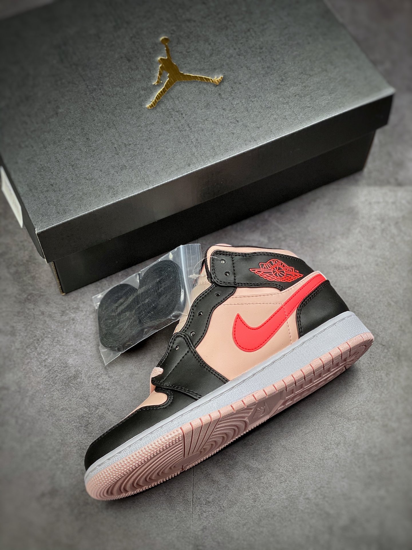 240 Air Jordan 1 MID 黑浅粉 全鞋采用原装头层皮554725-604