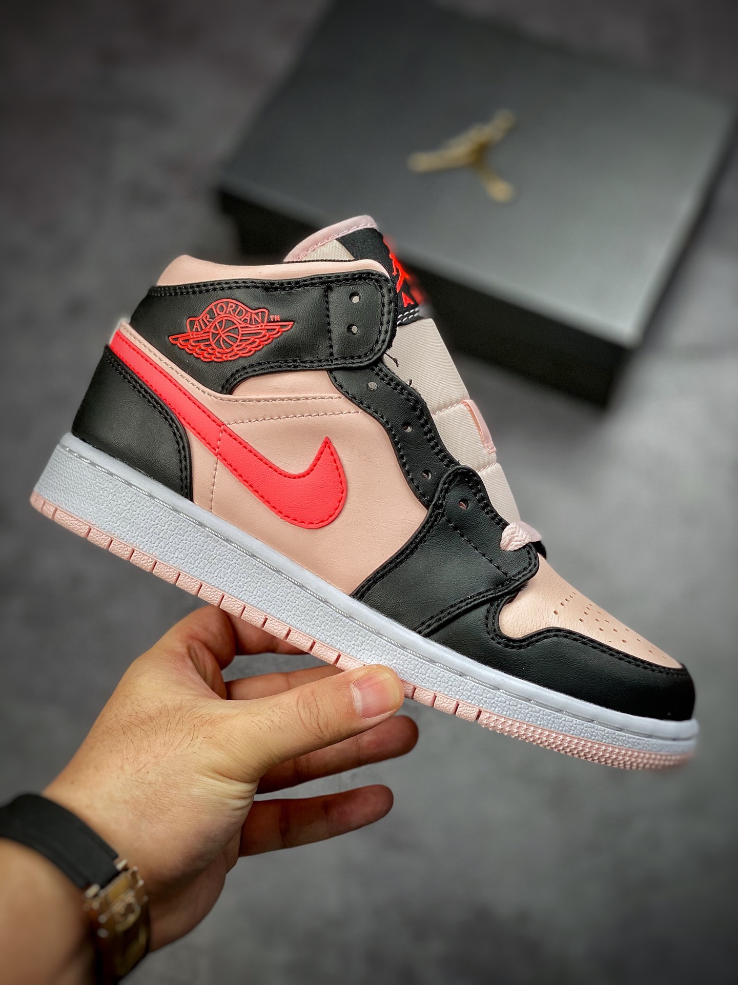 240 Air Jordan 1 MID 黑浅粉 全鞋采用原装头层皮554725-604