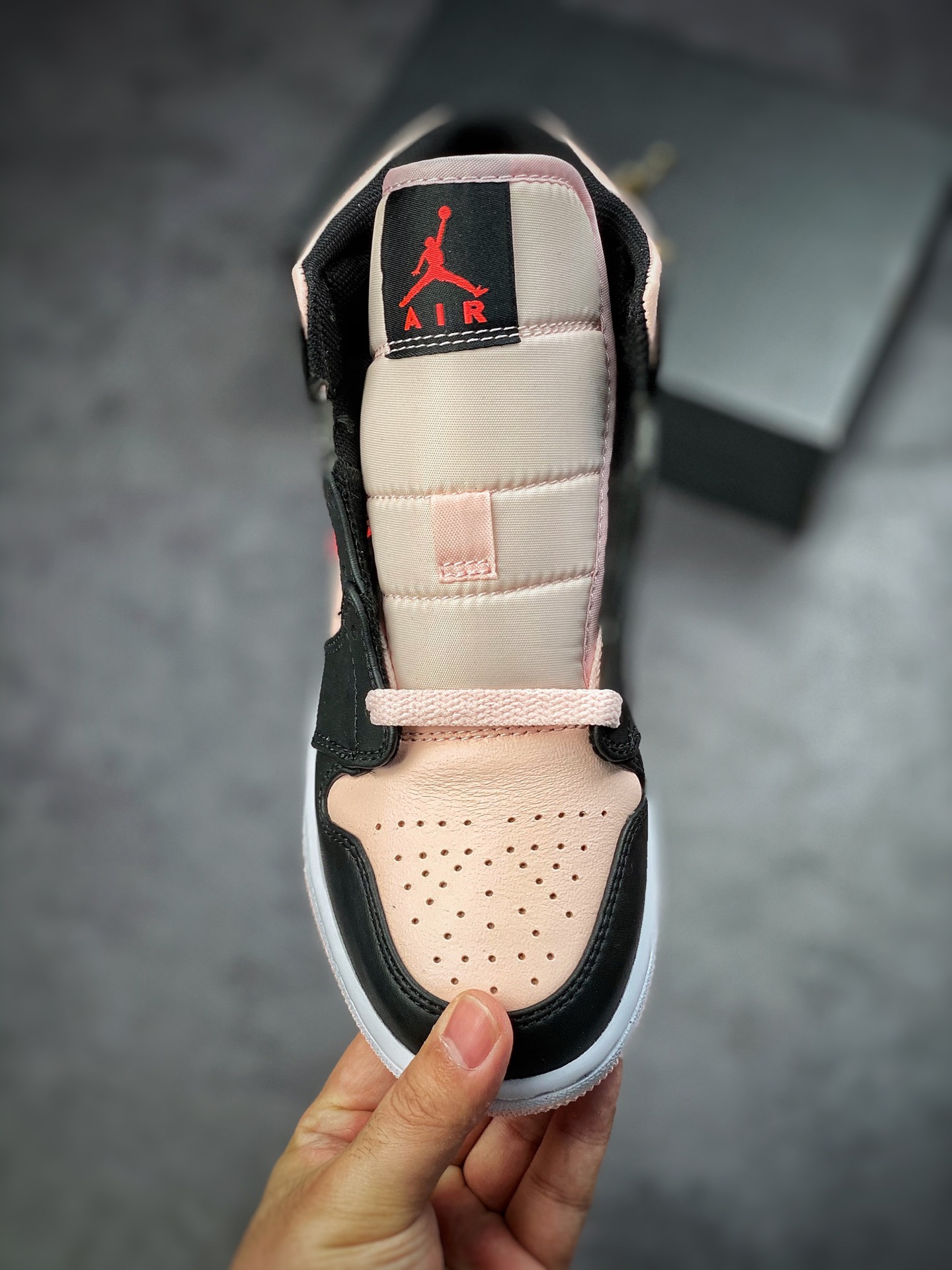 240 Air Jordan 1 MID 黑浅粉 全鞋采用原装头层皮554725-604