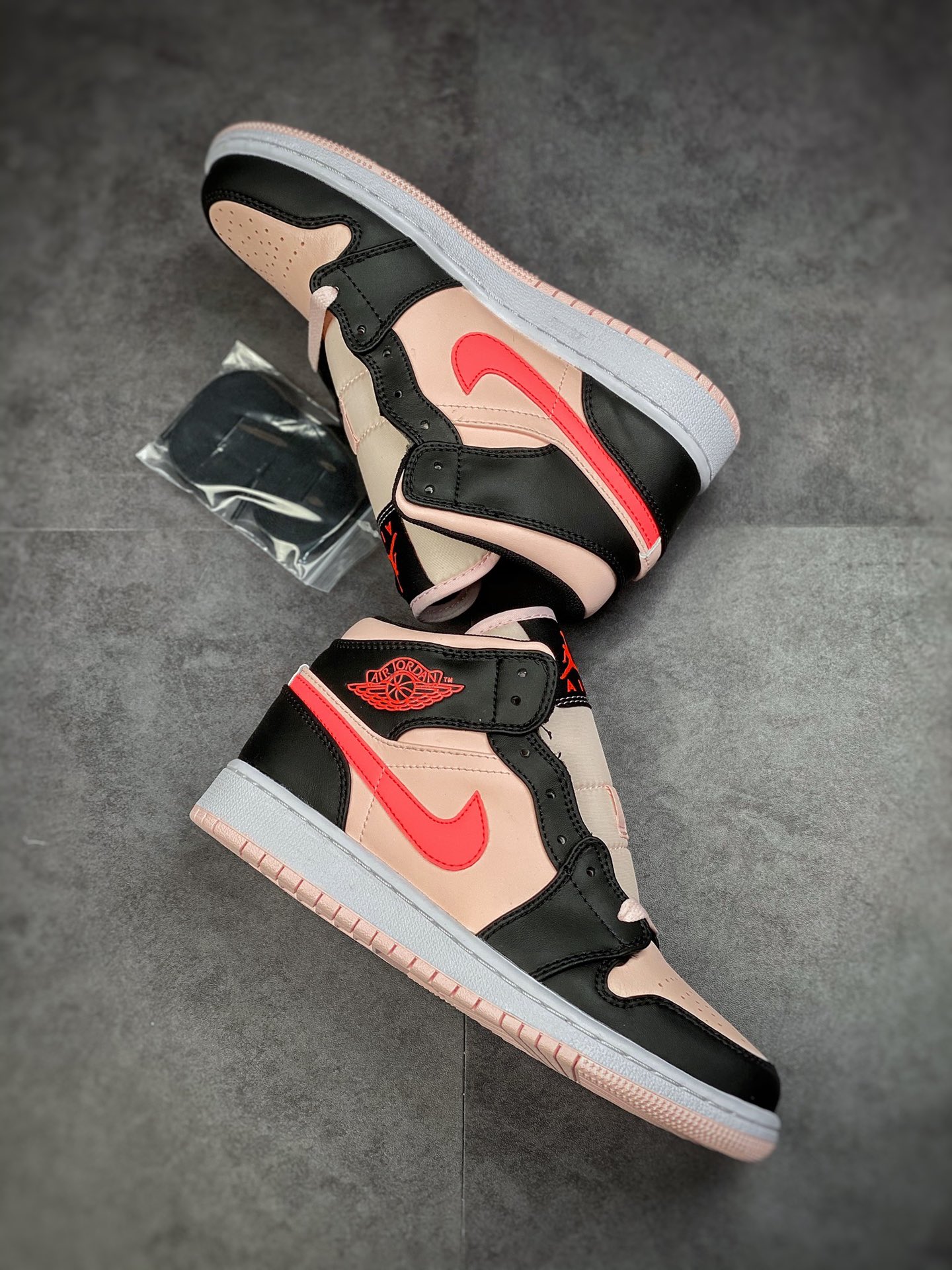 240 Air Jordan 1 MID 黑浅粉 全鞋采用原装头层皮554725-604