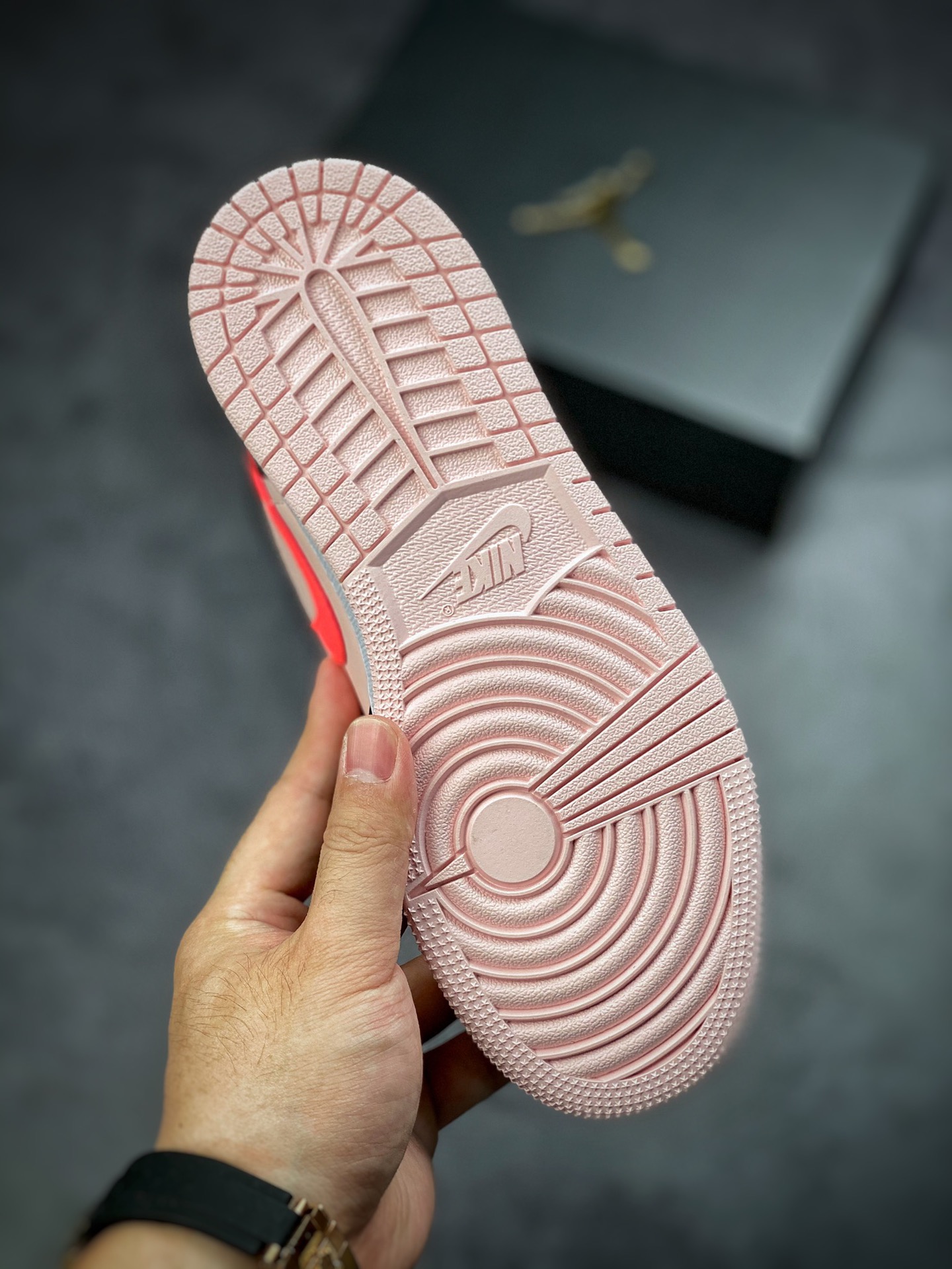 240 Air Jordan 1 MID 黑浅粉 全鞋采用原装头层皮554725-604