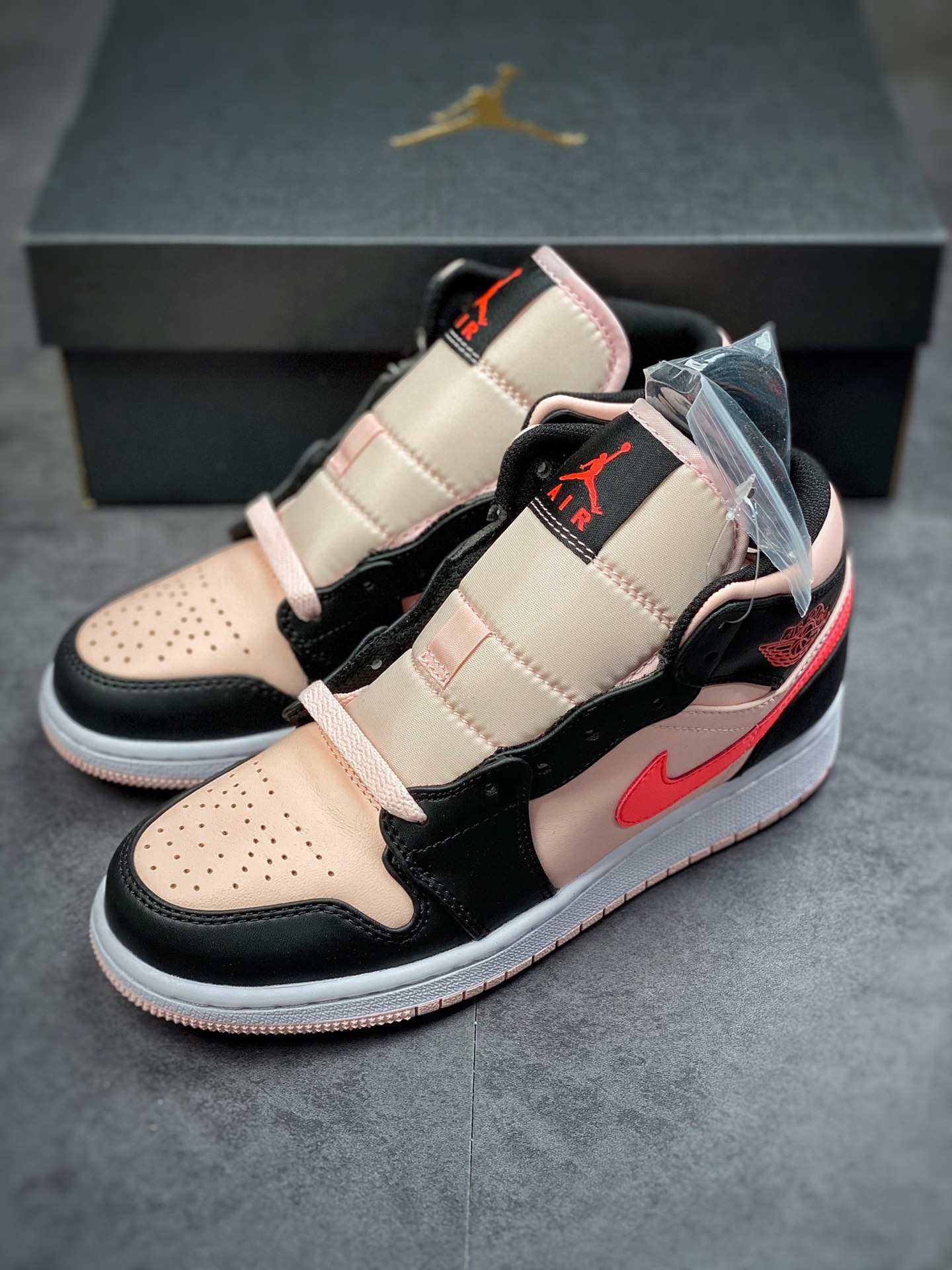 240 Air Jordan 1 MID 黑浅粉 全鞋采用原装头层皮554725-604