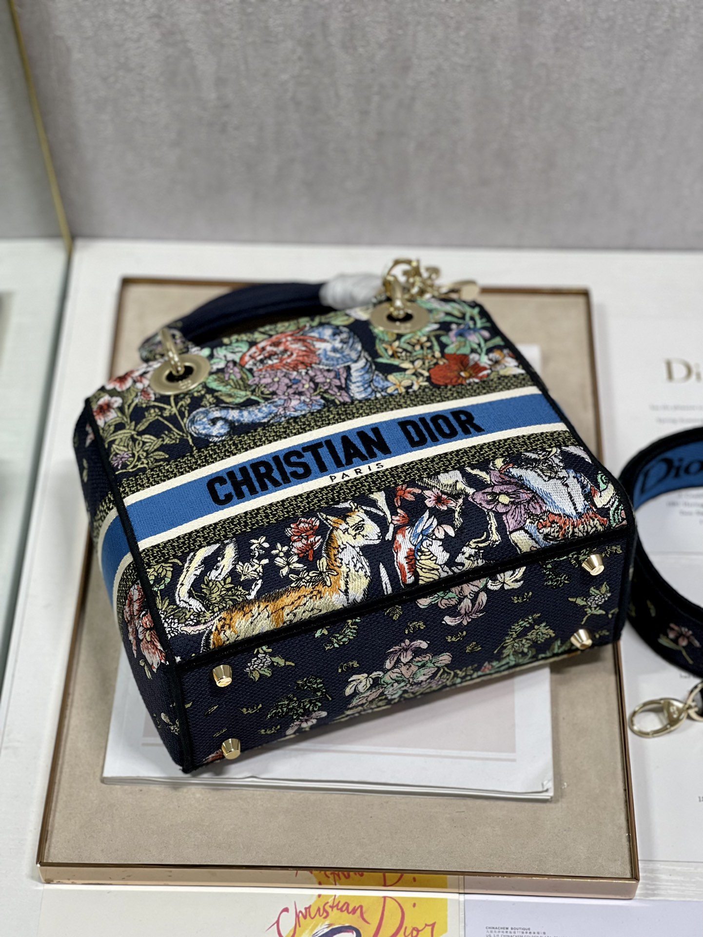 迪奥Dior顶级进口原厂刺绣戴妃包深蓝动物花刺绣戴妃Lᴀᴅʏ刺绣戴妃包“CʜʀɪsᴛɪᴀɴDɪᴏʀ”标志