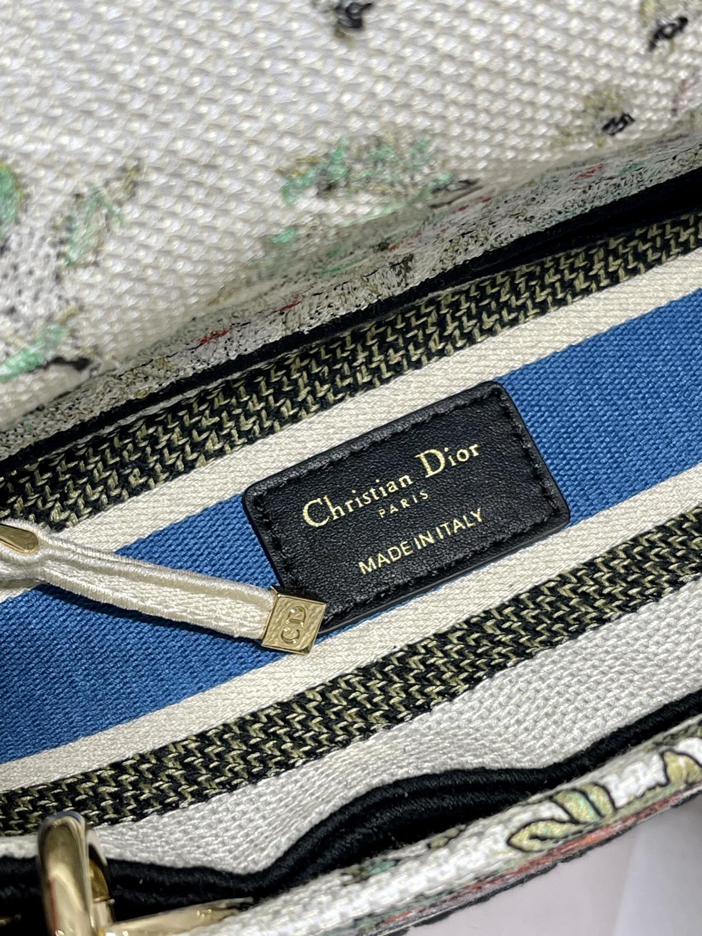 迪奥Dior顶级进口原厂刺绣戴妃包奶白动物花刺绣戴妃Lᴀᴅʏ刺绣戴妃包“CʜʀɪsᴛɪᴀɴDɪᴏʀ”标志