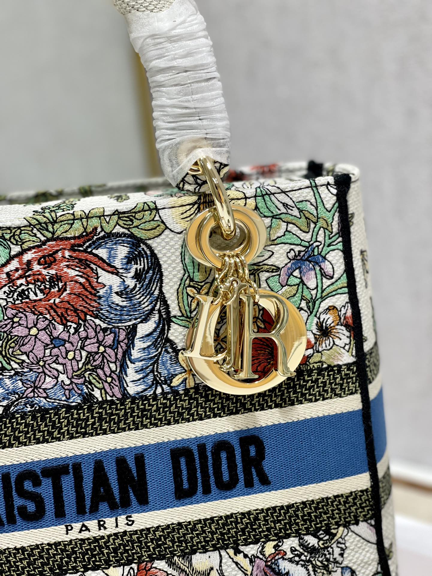 迪奥Dior顶级进口原厂刺绣戴妃包奶白动物花刺绣戴妃Lᴀᴅʏ刺绣戴妃包“CʜʀɪsᴛɪᴀɴDɪᴏʀ”标志