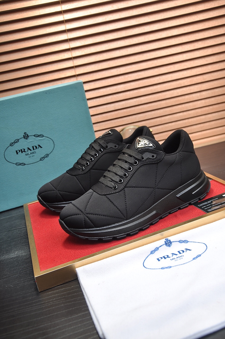 I5  普拉达羊皮内里🔝男鞋高端品牌：官网1：1最新力作：鞋面采用意大利进口头层牛皮🍀油边工艺🇻🇺➕水染羊皮内里制作 ，让行走更加便捷舒适，惊世之作 打造时尚个性衬托你的与众不同潮男必备!经典 4色可选数码:38-4545定做不退换