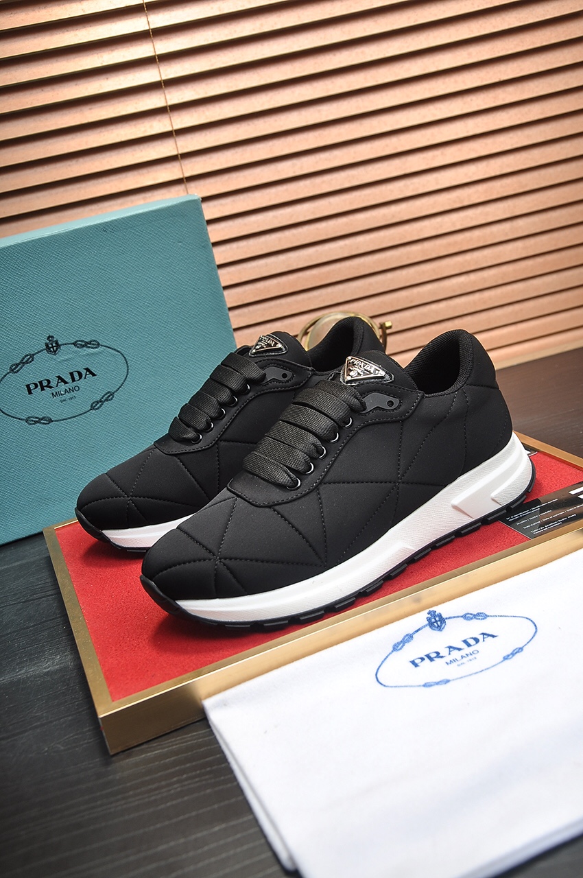 I5  普拉达羊皮内里🔝男鞋高端品牌：官网1：1最新力作：鞋面采用意大利进口头层牛皮🍀油边工艺🇻🇺➕水染羊皮内里制作 ，让行走更加便捷舒适，惊世之作 打造时尚个性衬托你的与众不同潮男必备!经典 4色可选数码:38-4545定做不退换