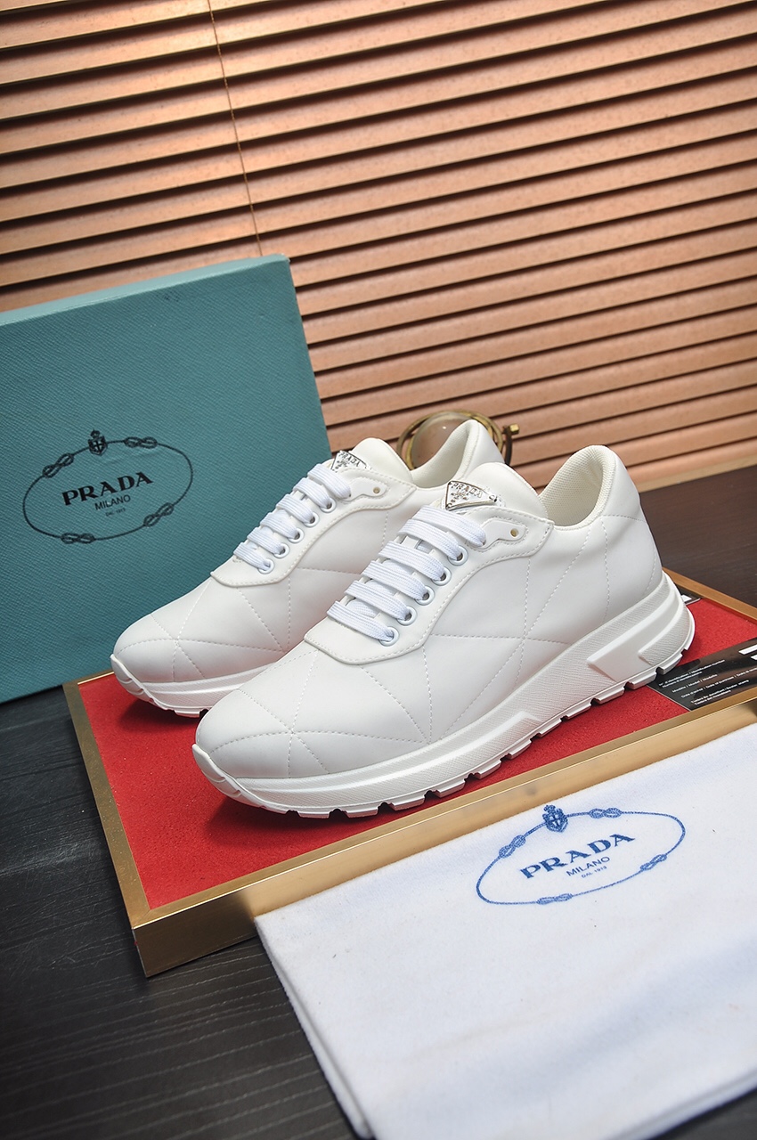 I5  普拉达羊皮内里🔝男鞋高端品牌：官网1：1最新力作：鞋面采用意大利进口头层牛皮🍀油边工艺🇻🇺➕水染羊皮内里制作 ，让行走更加便捷舒适，惊世之作 打造时尚个性衬托你的与众不同潮男必备!经典 4色可选数码:38-4545定做不退换