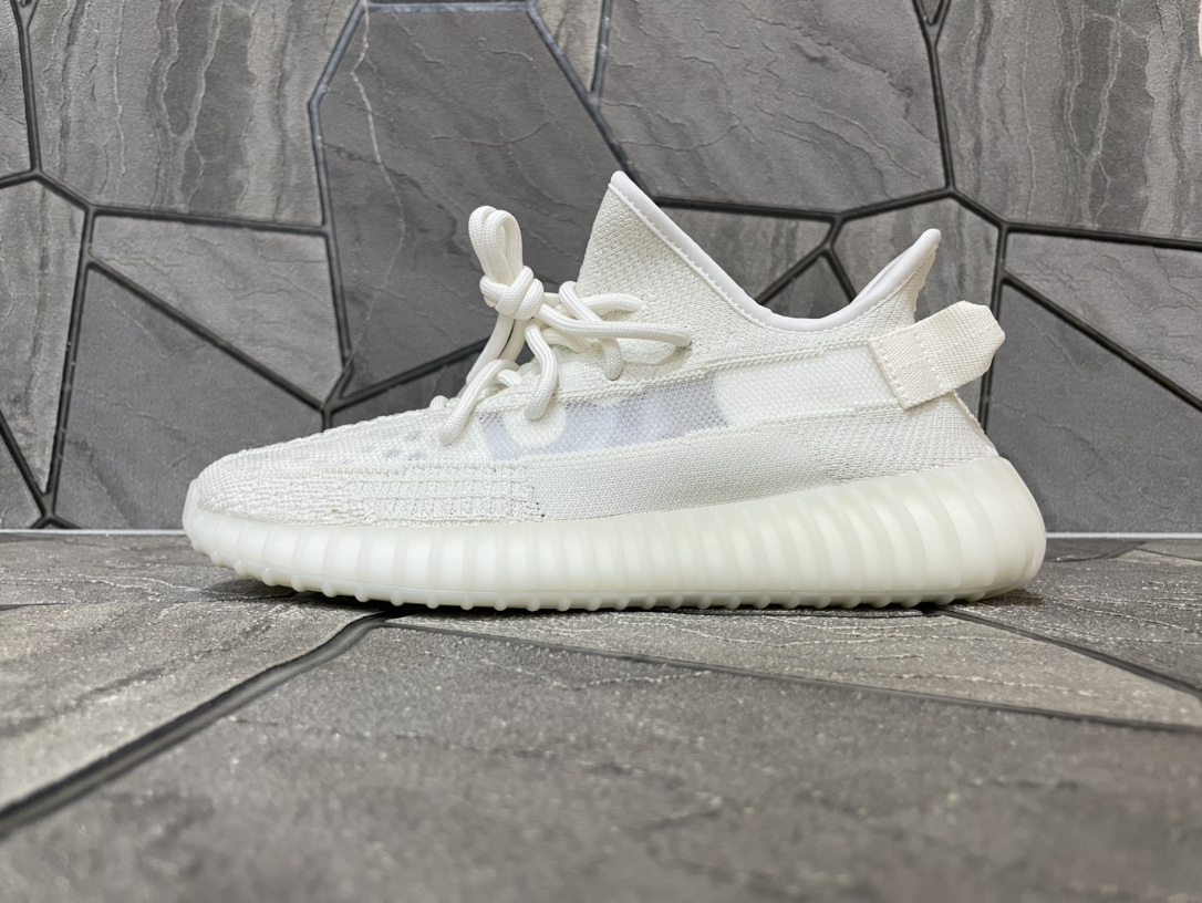 ☑️纯原级 椰子ewdydyV2 冰淇淋2.0 货号HQ6316 adidas Yeezy Boost ewdydyv2是迄今为止最受欢迎的Yeey鞋之ー。万邦客供辰元原厂鞋面 原厂鞋带 深圳高斯原厂马克线 过油巴斯夫真爆满钉大底 原厂模具成型 正确后跟外翻弧度 区别市面通货版本 万邦打标最新打标系统 原标原墨 细节如图\n码数：36 36.5 37 38 38.5 39 40 40.5 41 42 42.5 43 44 44.5 45 46 47