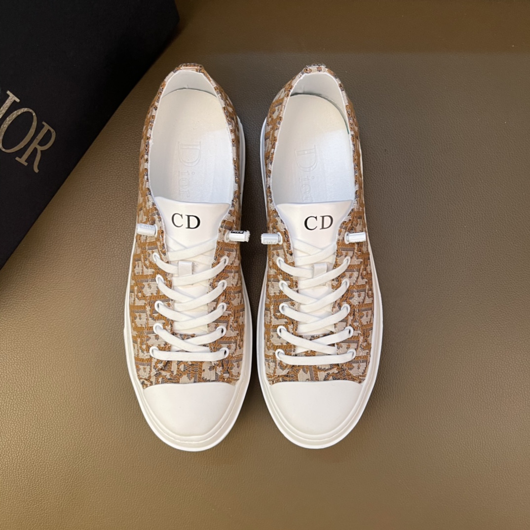 I5  Dior迪奥2022 🆕低帮休闲运动鞋，采用进口头层牛皮打造，金属logo装饰，原版橡胶鞋底、鞋口带有品牌标志性细节，提升格调。时尚百搭，可为各式造型增光添彩。塑造独具动感活力与摩登气息的精致设计，这款全新必备鞋履为迪奥的典藏传承再赋新彩，尽显现代优雅格调。男鞋：38-44 45🉑️订做 灰色 黑色