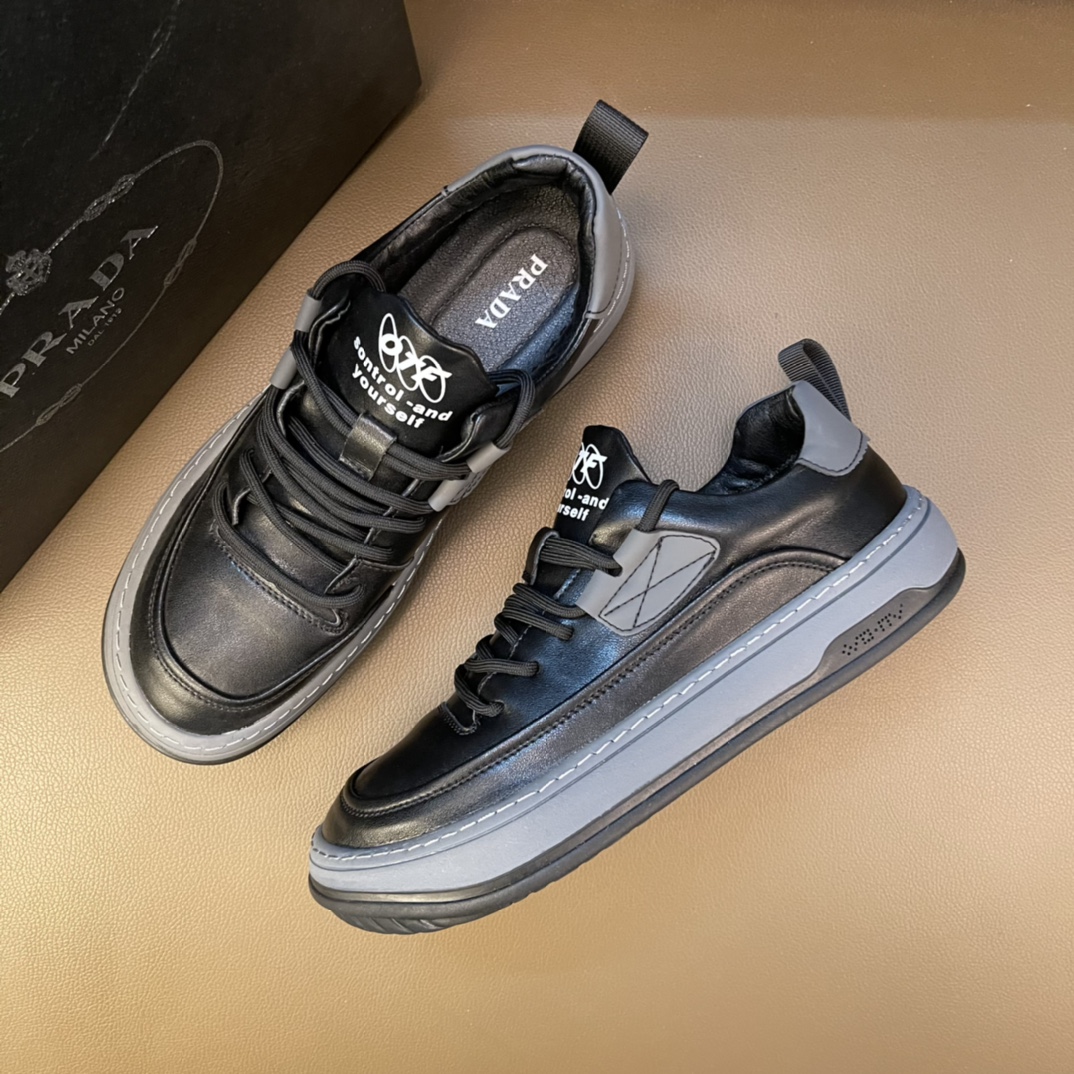 I5    普拉达～独特现代风运动鞋。专柜代购🏃休闲鞋😍😍 男士2022专柜同步发售，意大利进口原版品牌精选头柔软➕特殊材质。 拒绝脱色磨脚鞋底：原厂特供原版底，😍 超酷😍 法国懒人风格设计 ⚠️ 懒人套脚套脚 原单品质 超舒服原版底 。 适合户外司机驾车完美🚗🚗 ，男鞋