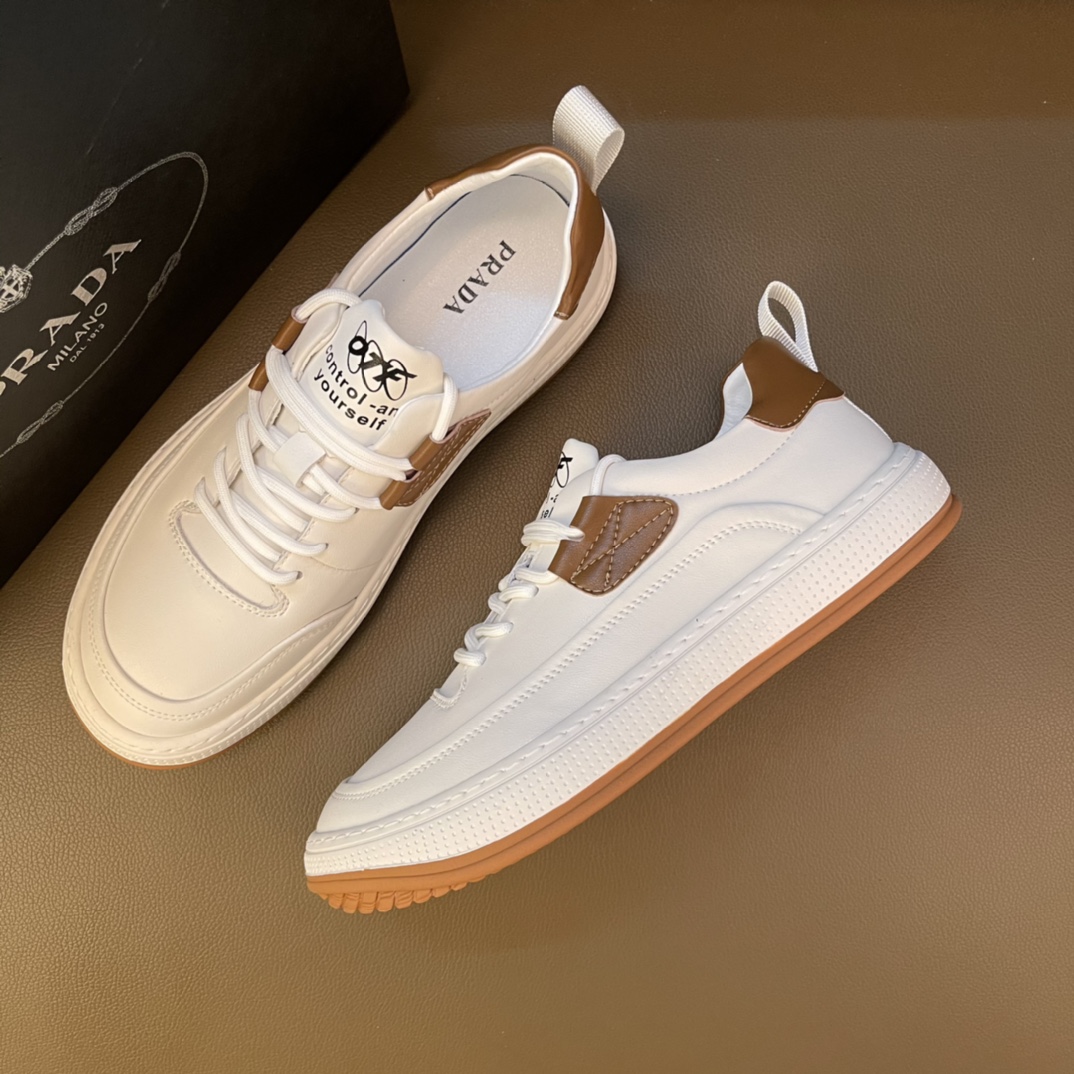 I5    普拉达～独特现代风运动鞋。专柜代购🏃休闲鞋😍😍 男士2022专柜同步发售，意大利进口原版品牌精选头柔软➕特殊材质。 拒绝脱色磨脚鞋底：原厂特供原版底，😍 超酷😍 法国懒人风格设计 ⚠️ 懒人套脚套脚 原单品质 超舒服原版底 。 适合户外司机驾车完美🚗🚗 ，男鞋