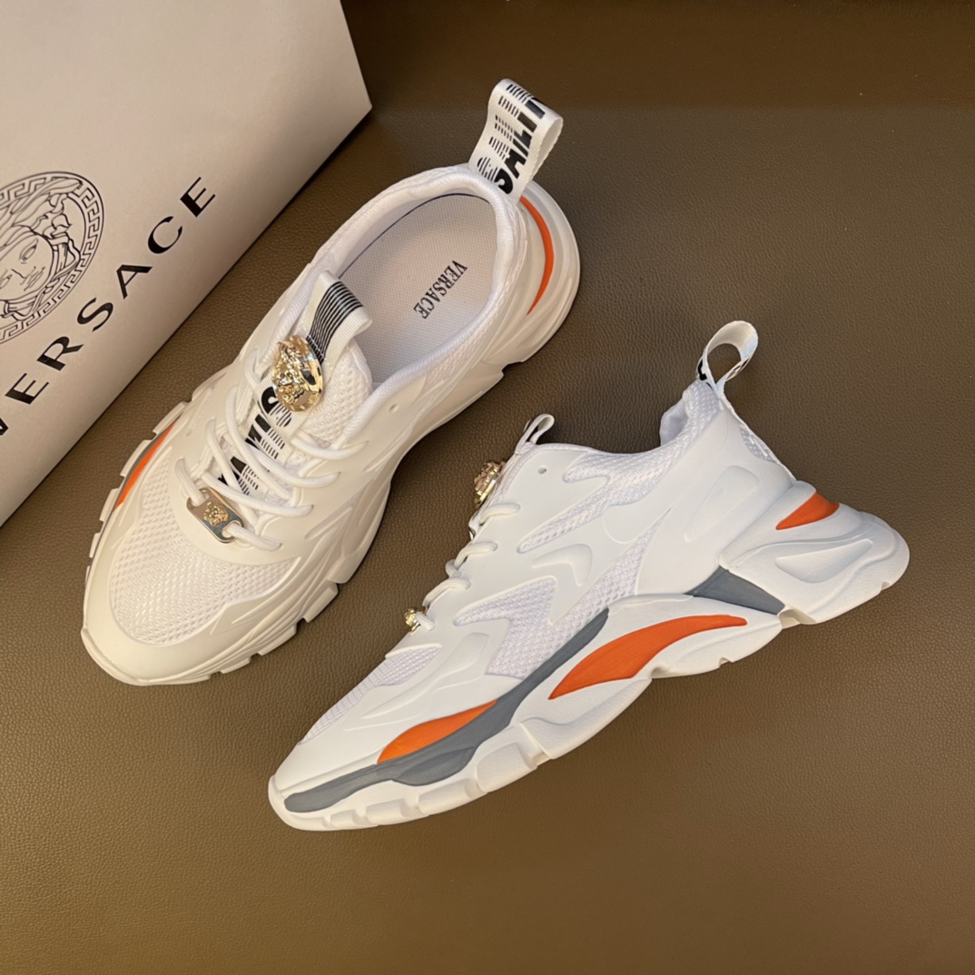 I5       最高品质范思哲VERSACE～独领风骚2⃣️0⃣️2⃣️2⃣️经典低帮懒人款，原版瓦莎琪荔牛皮鞋 鞋后跟霸气LOGO更是重金精心打造😍 材料：🐂进口头层小牛皮，羊皮内里🐑 欧美大师独特版面设计 完美打造专柜品质，懒人套脚设计 耐磨仿滑原版大底 运动跑步风设计 上脚独特的美，青年乐福款 💓范思哲原版鞋面复刻 英伦范儿 适合司机驾车外出🚗 绝对的焦点 高端 优雅.男鞋