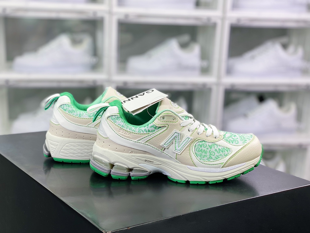 G5 男女鞋半码制耗时3个月开发原装档案原数据纸版楦型采用同源轻质纤维革拼接3D印花透气网眼织物鞋面T-Beam大底提供足步弓支撑，保持步态稳定后跟搭载外露缓震胶来点北欧时尚色彩，丹麦轻奢时尚品牌 GANNI x NB新百伦New Balance ML 2002系列复古老爹风休闲运动慢跑鞋“米白绿”M 2002RGC