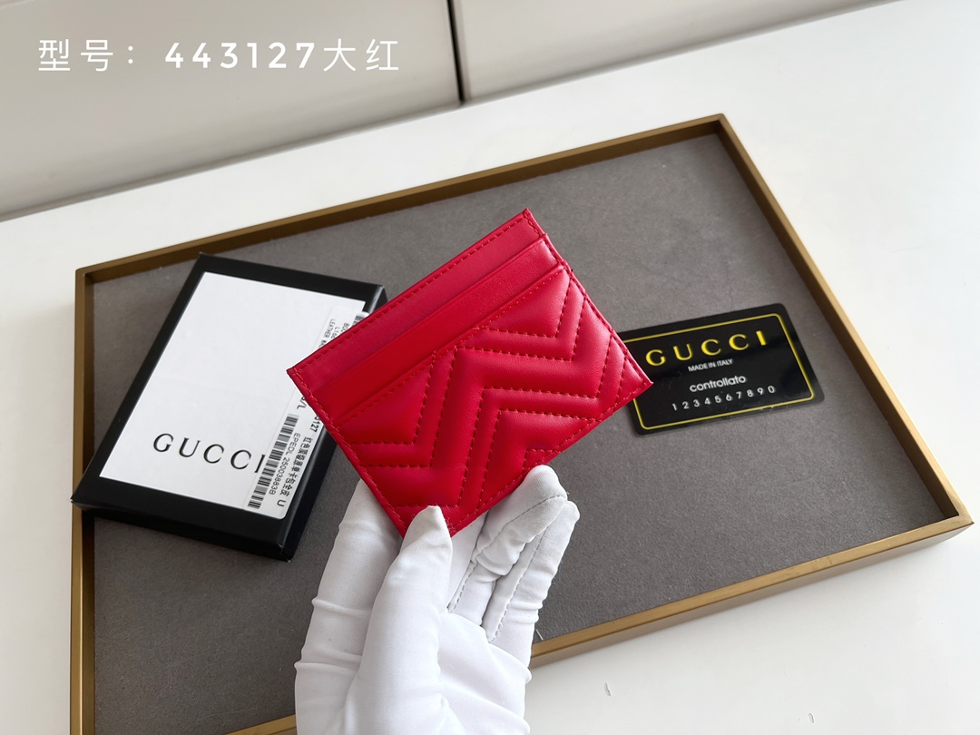 GUCCI GG Marmont カードケース - 上質な小牛皮使用