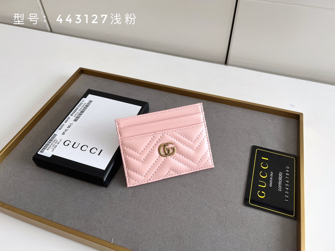 GUCCI GG Marmont カードケース 小牛皮製の上質カード収納