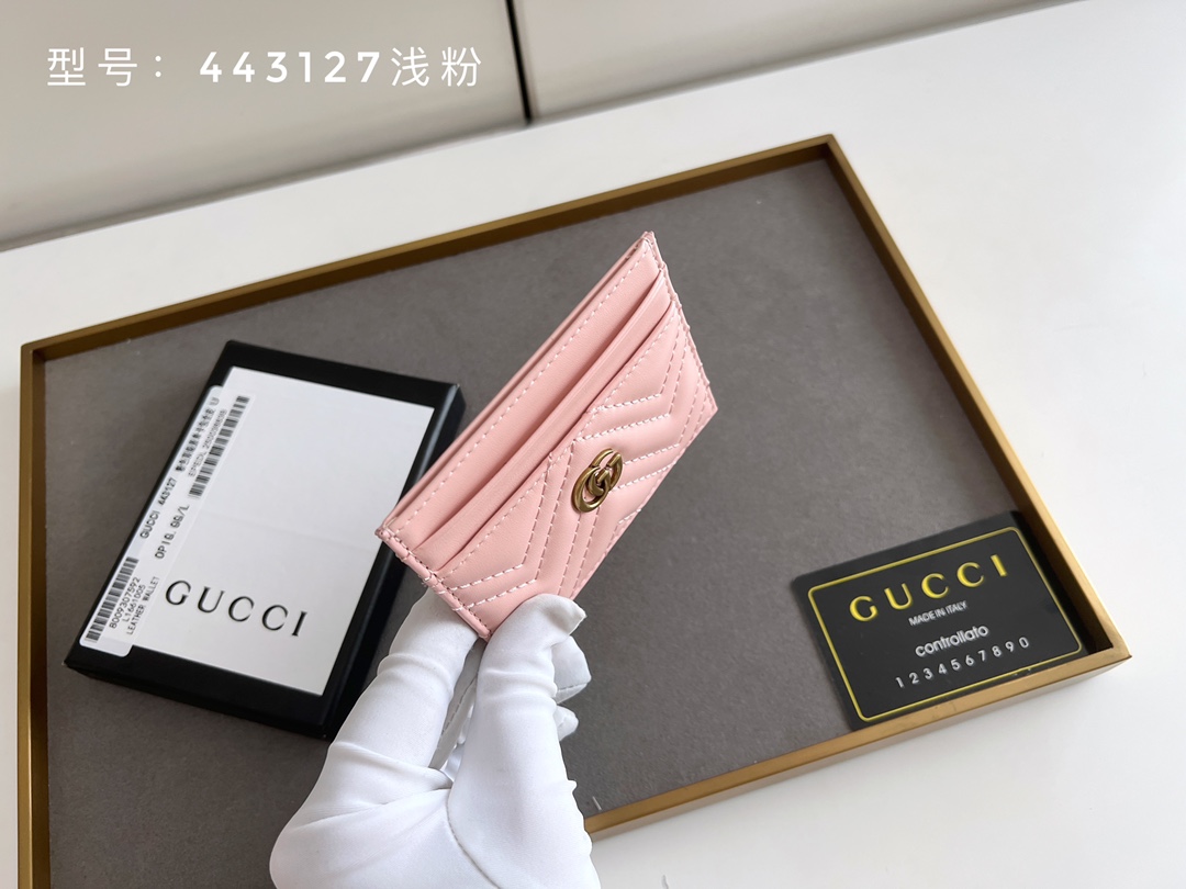 GUCCI GG Marmont カードケース 小牛皮製の上質カード収納