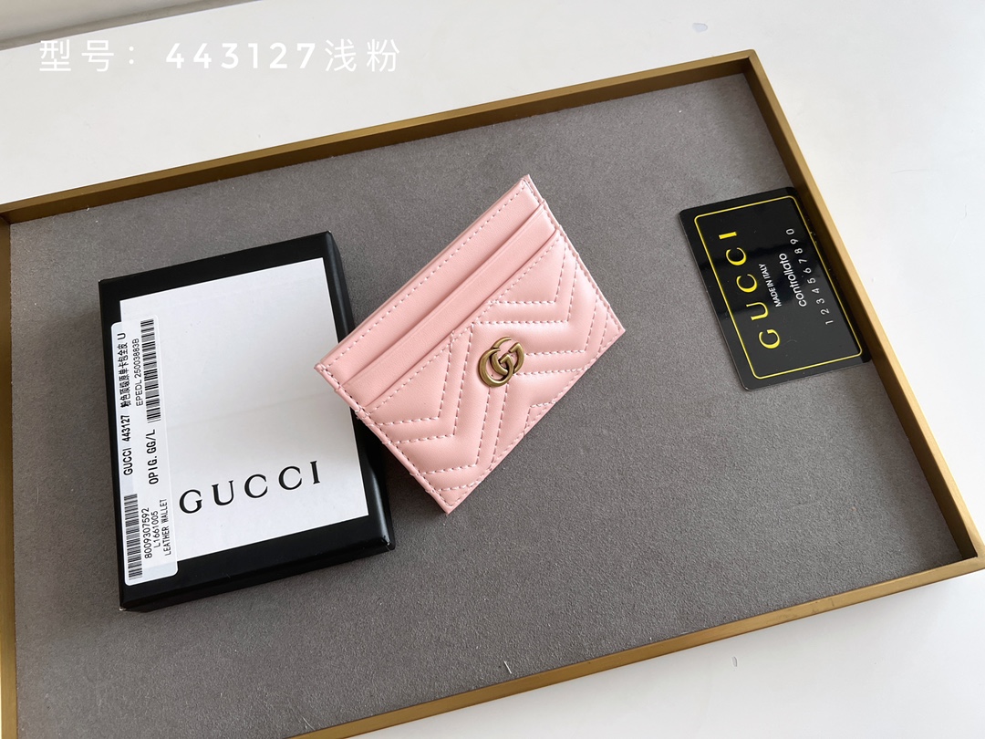 GUCCI GG Marmont カードケース 小牛皮製の上質カード収納