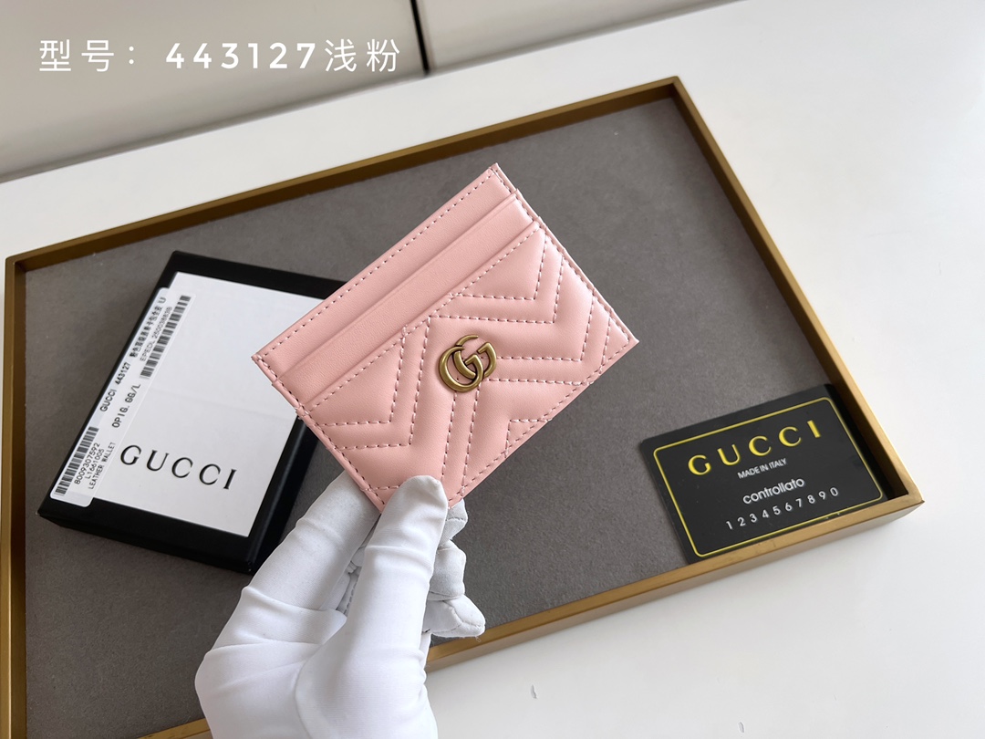 GUCCI GG Marmont カードケース 小牛皮製の上質カード収納