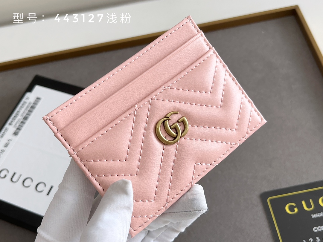 GUCCI GG Marmont カードケース 小牛皮製の上質カード収納