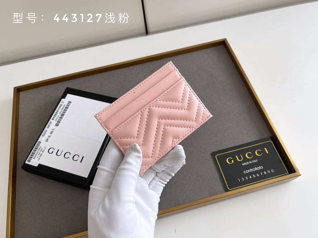 GUCCI GG Marmont カードケース 小牛皮製の上質カード収納