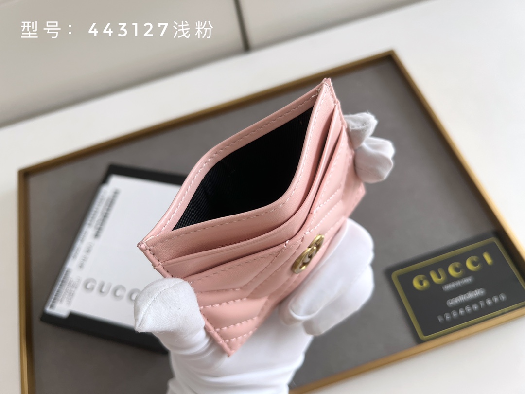 GUCCI GG Marmont カードケース 小牛皮製の上質カード収納