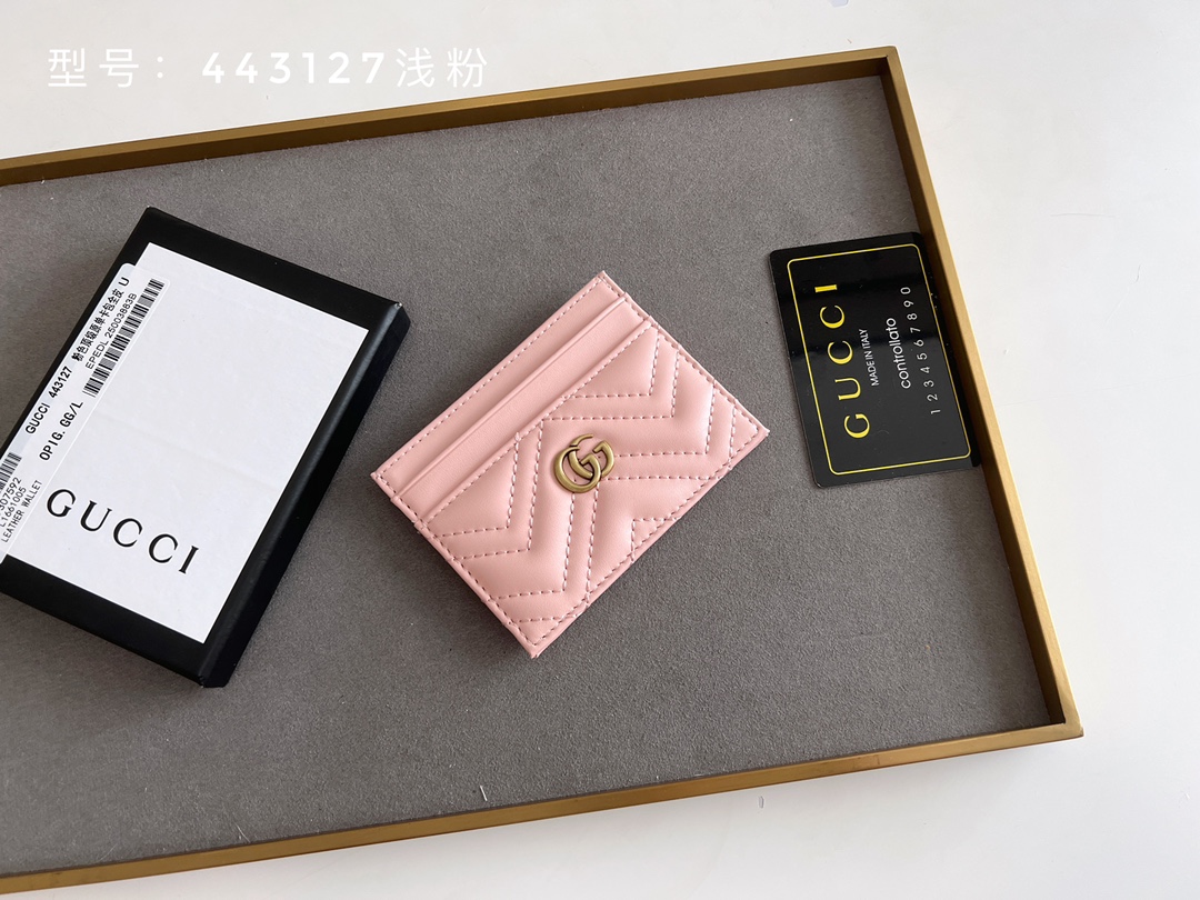 GUCCI GG Marmont カードケース 小牛皮製の上質カード収納