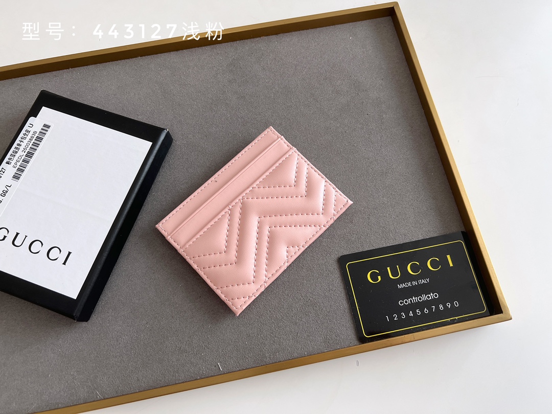 GUCCI GG Marmont カードケース 小牛皮製の上質カード収納