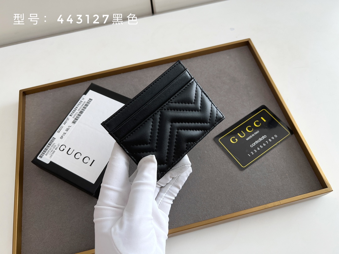 GUCCI GG Marmont カードケース 全皮仕様 小牛皮使用