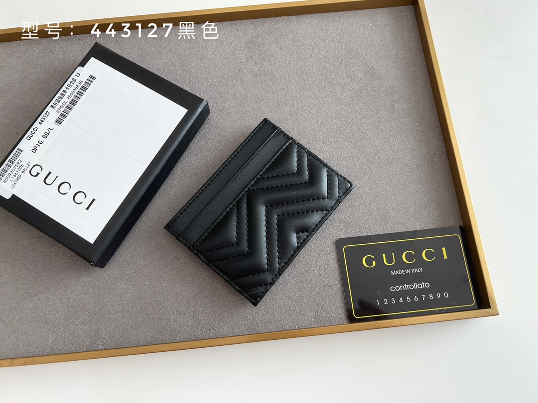 GUCCI GG Marmont カードケース 全皮仕様 小牛皮使用
